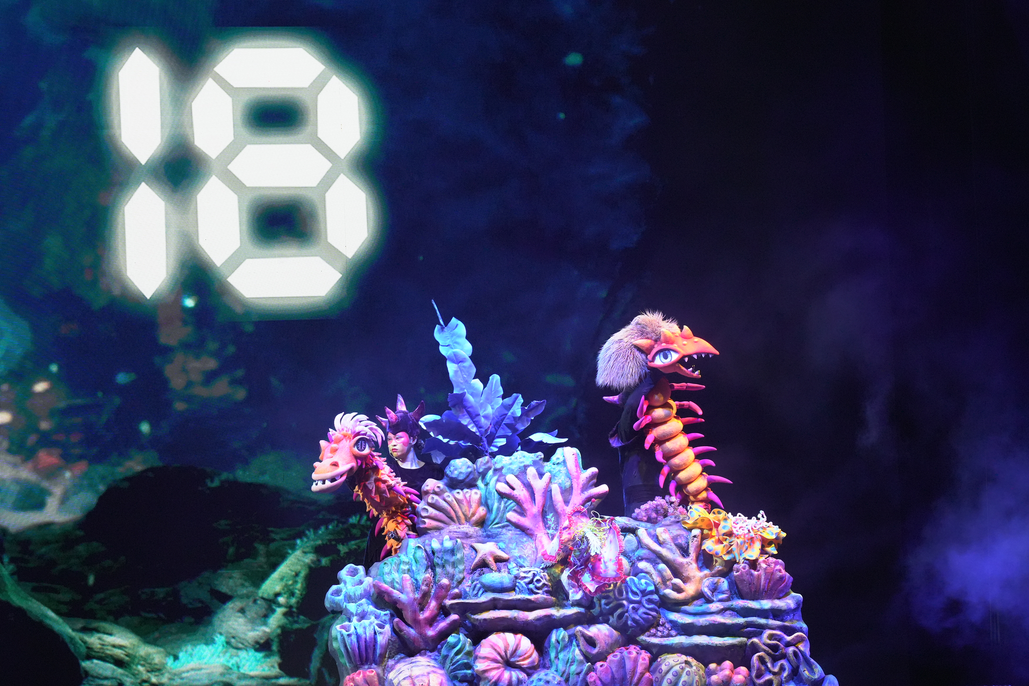 《燈怪》以海洋與陸地共生為背景，講述瓜族與燈怪世代守護的故事。（紙風車劇團提供）