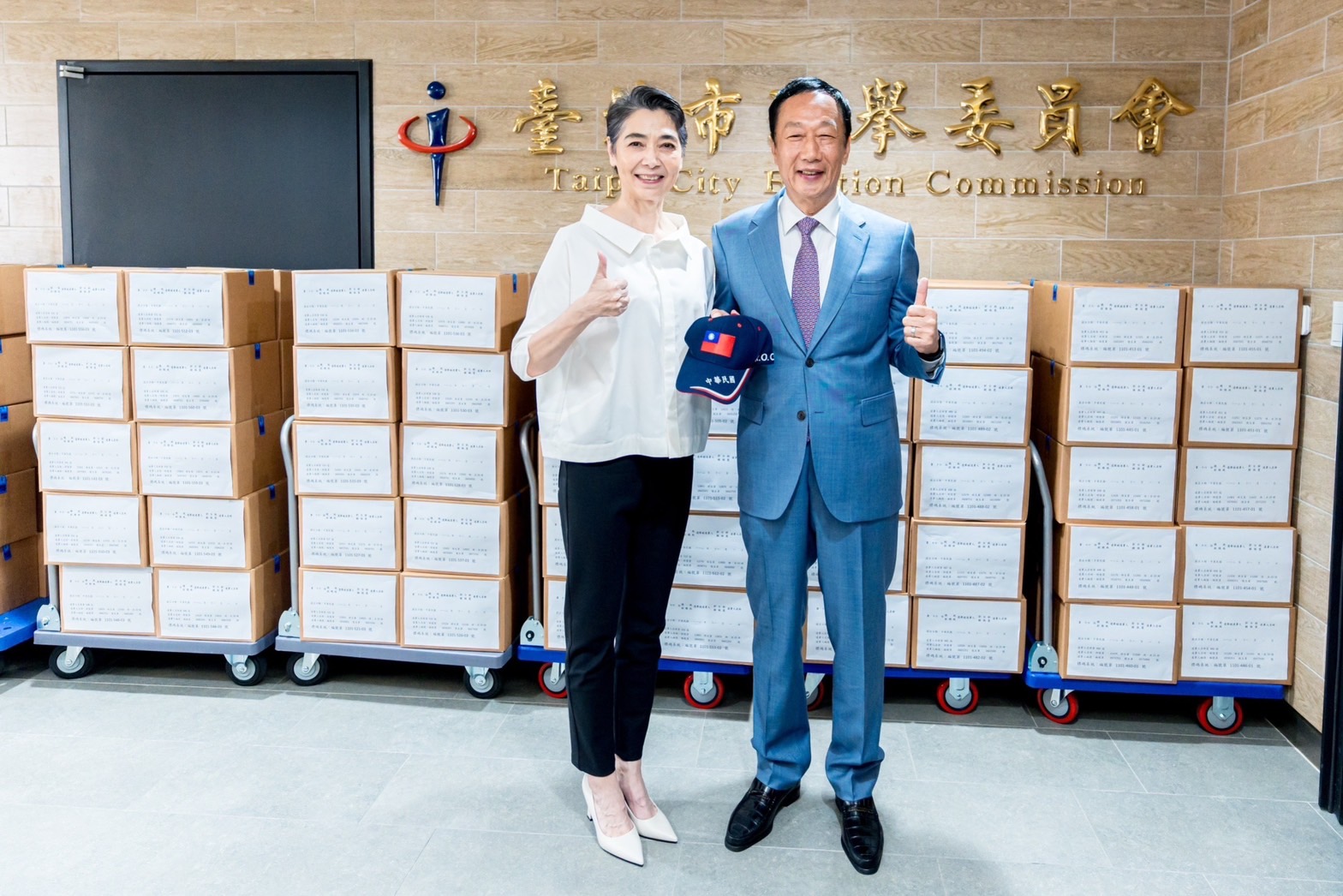 郭台銘（右）與搭檔賴佩霞（左）申請登記參選總統連署今截止，郭競辦統計，最後一共送出103萬6,778份連署書。