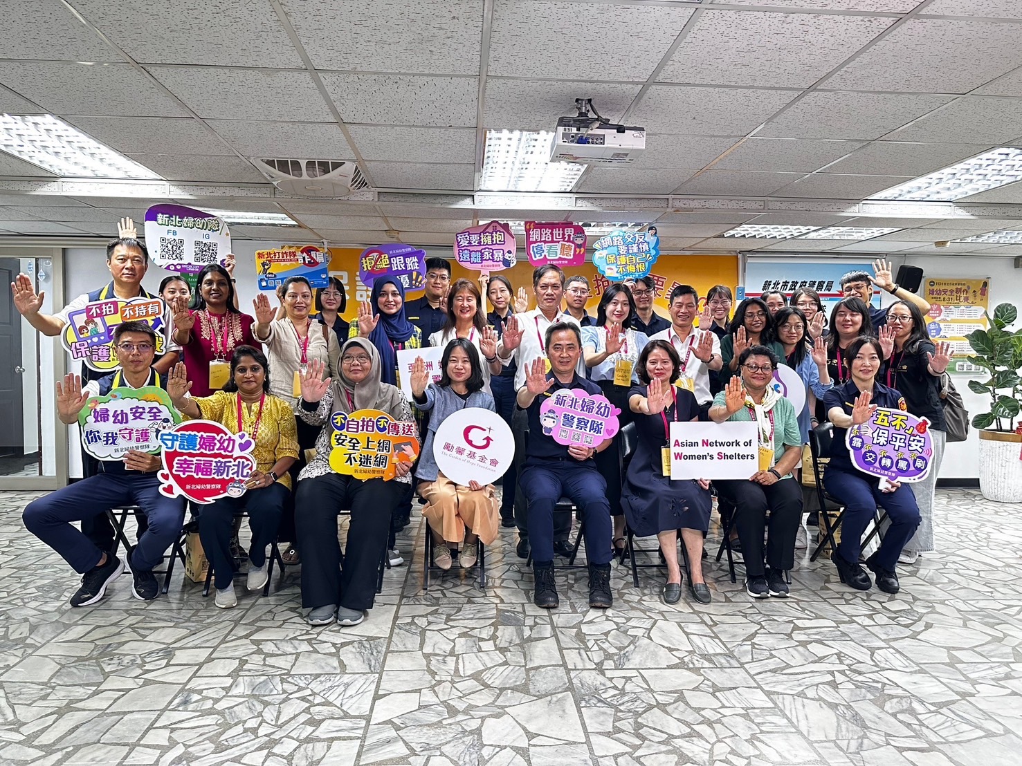 亞洲婦女安置網絡今(14)日上午蒞臨新北婦幼隊參訪。（警方提供）