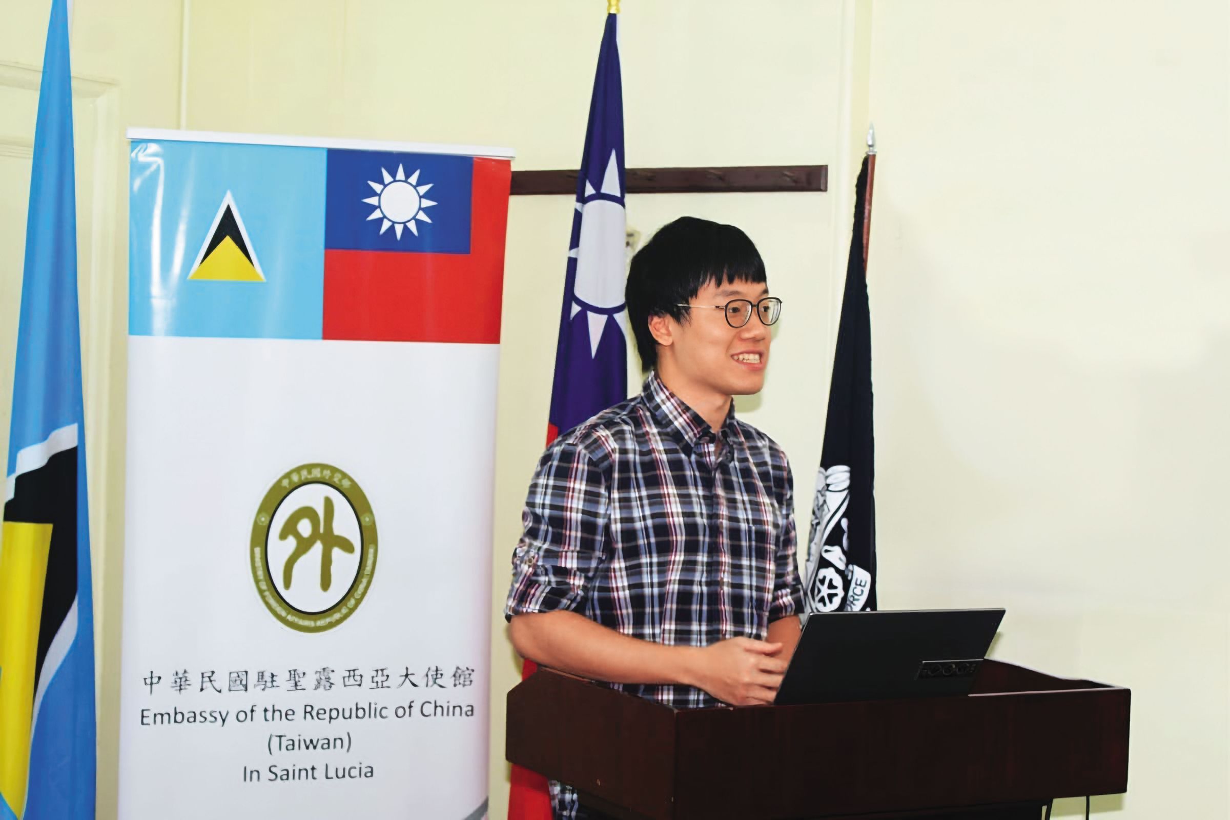 林睿庠在我邦交國聖露西亞擔任外交替代役男，因成立毒品暗網海撈逾30億元在美遭逮，面臨終身監禁。（翻攝國發會臉書）