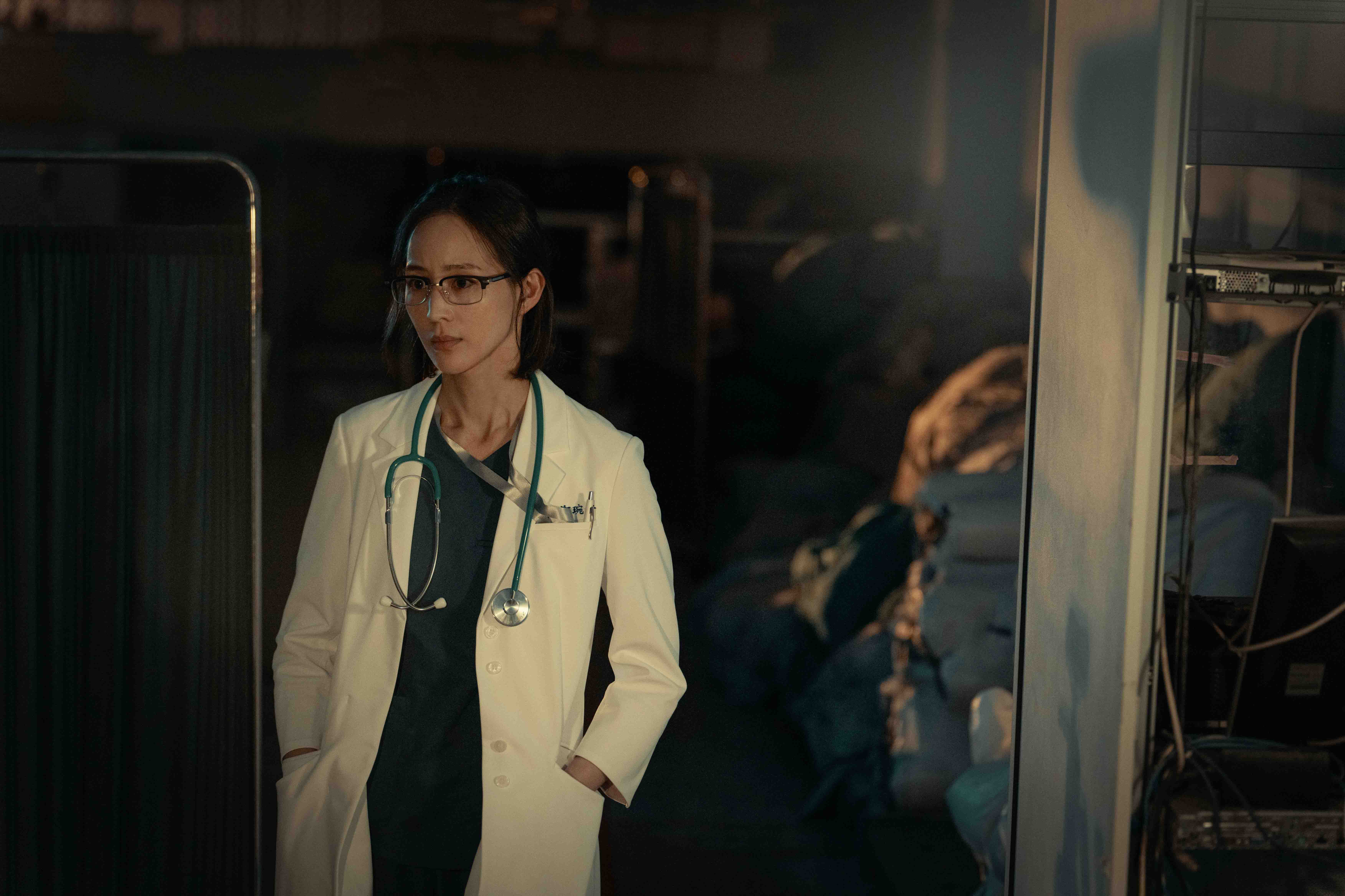 《化外之醫》由張鈞甯搭配越南影帝連炳發飾演專業醫師，搭配楊一展、許安植、夏騰宏、蔡亘晏等人，打造寫實又懸疑的商業類型。（金馬執委會）