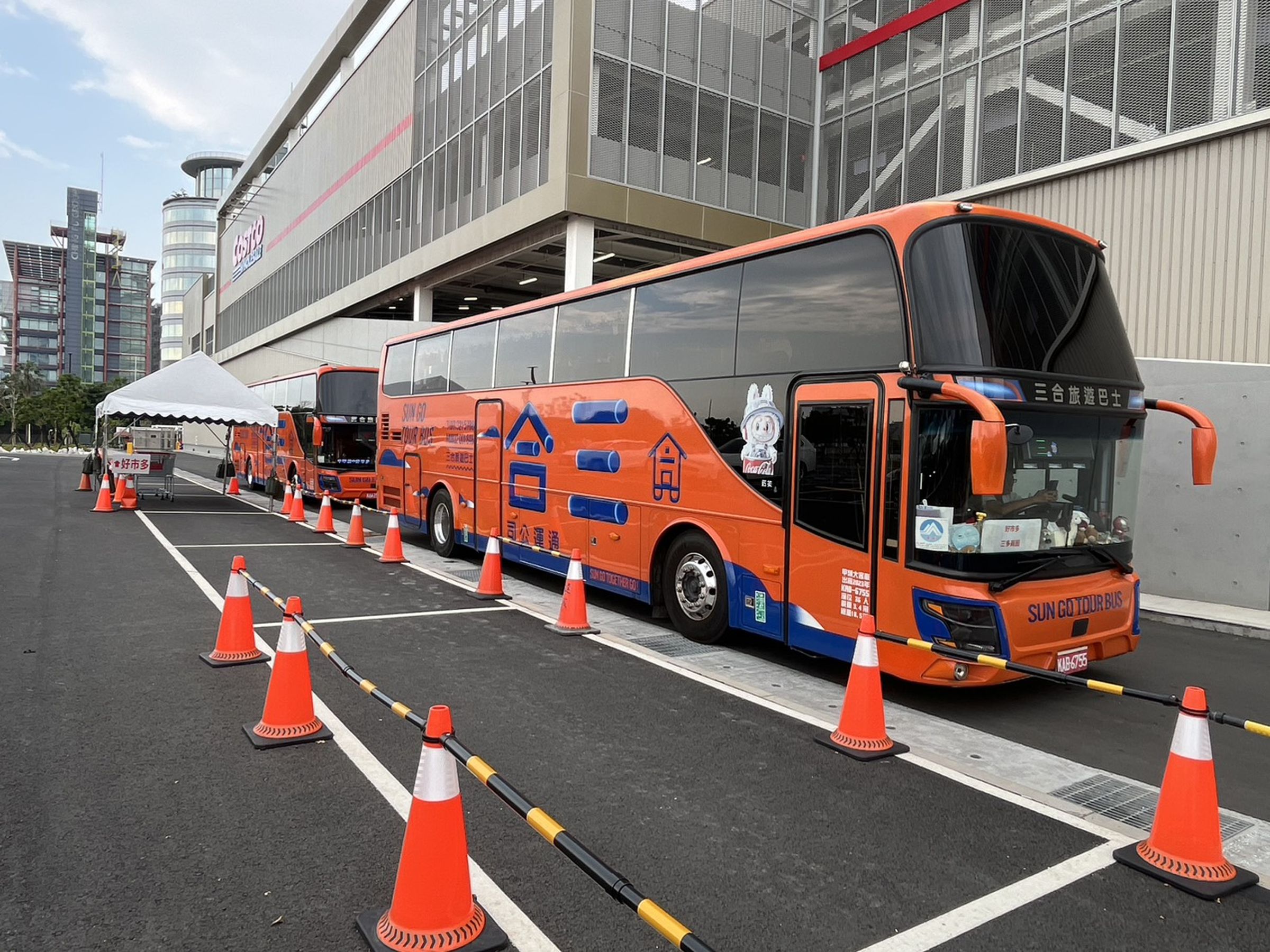 好市多高雄店的免費接駁車實測15分鐘只有2個人搭乘，義交也面對空曠路口，民眾批評浪費，不符合政府節能減碳的政策。（圖／民眾提供）