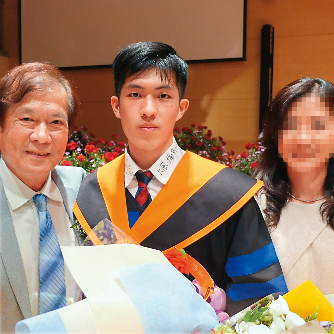 據說郭方儒(中)自學生時期就擔任導演,而且很受女生歡迎。左為郭建宏。(翻攝自郭方儒IG)