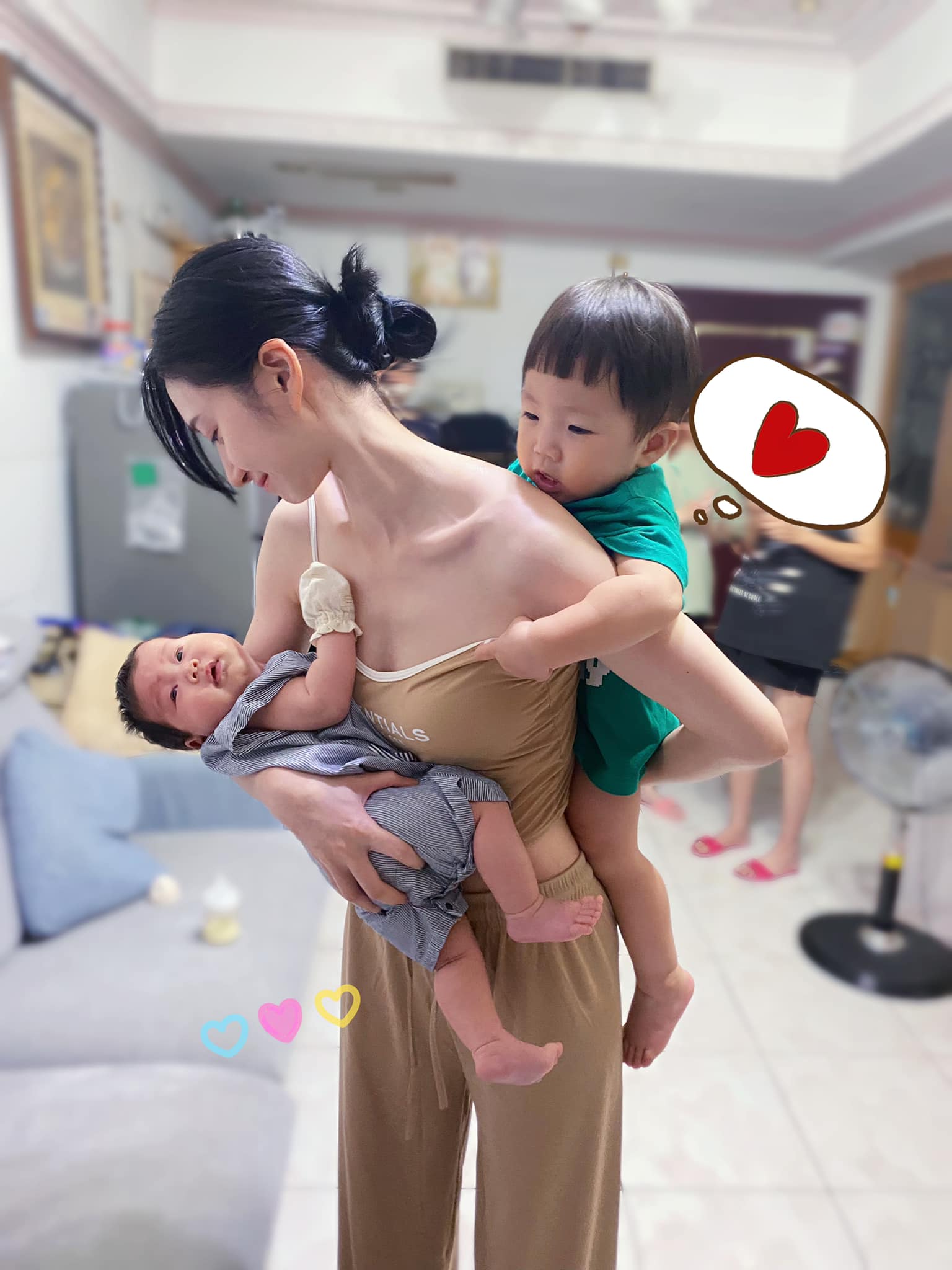 謝翔雅被妹妹的小孩在身上糾纏。(翻攝自臉書)