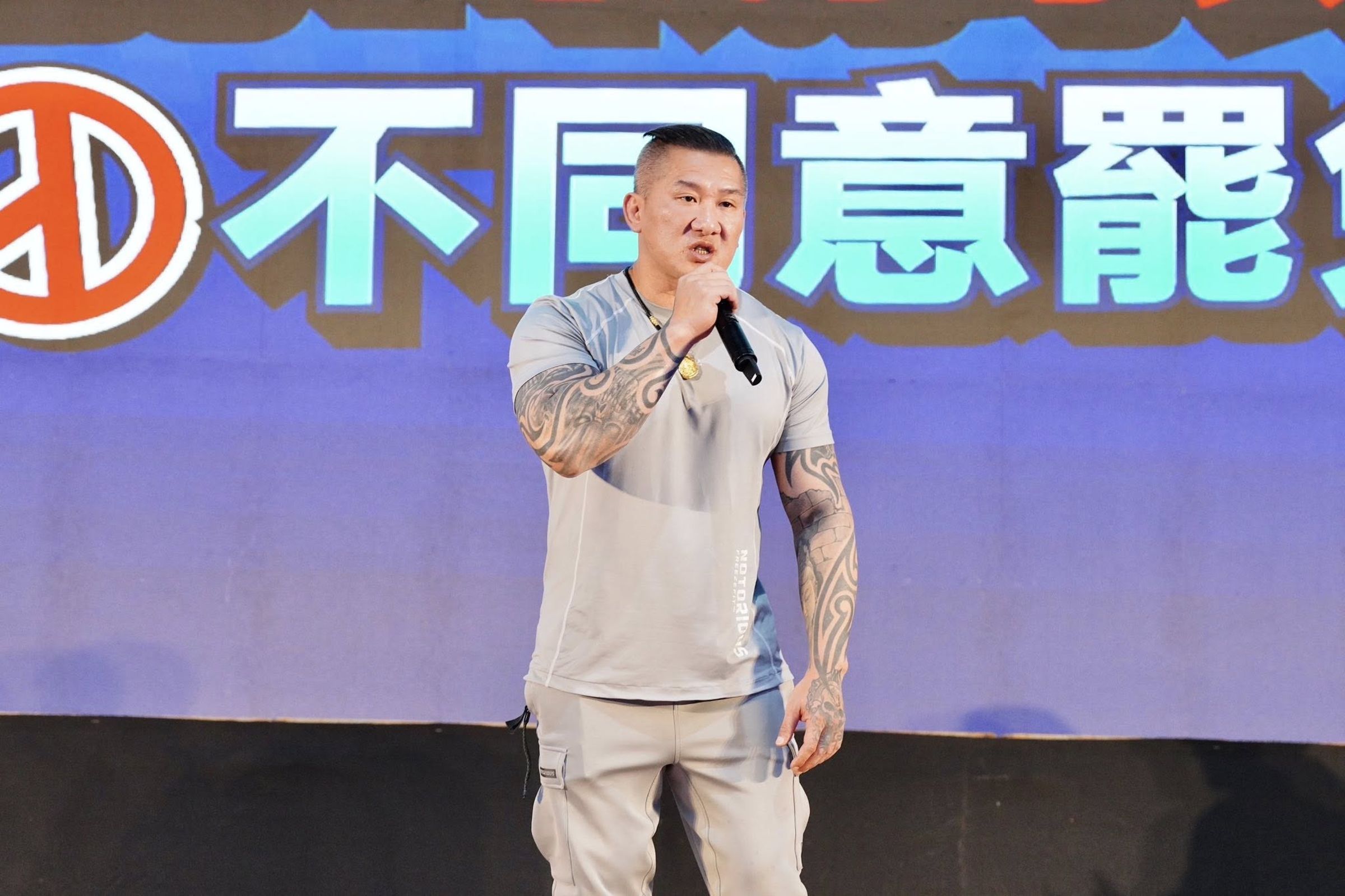 館長受邀辦反罷免造勢活動，上台不僅熱情直呼傅崐萁「傅大哥」，還提到過去的事情都是誤會。（翻攝自傅崐萁臉書）