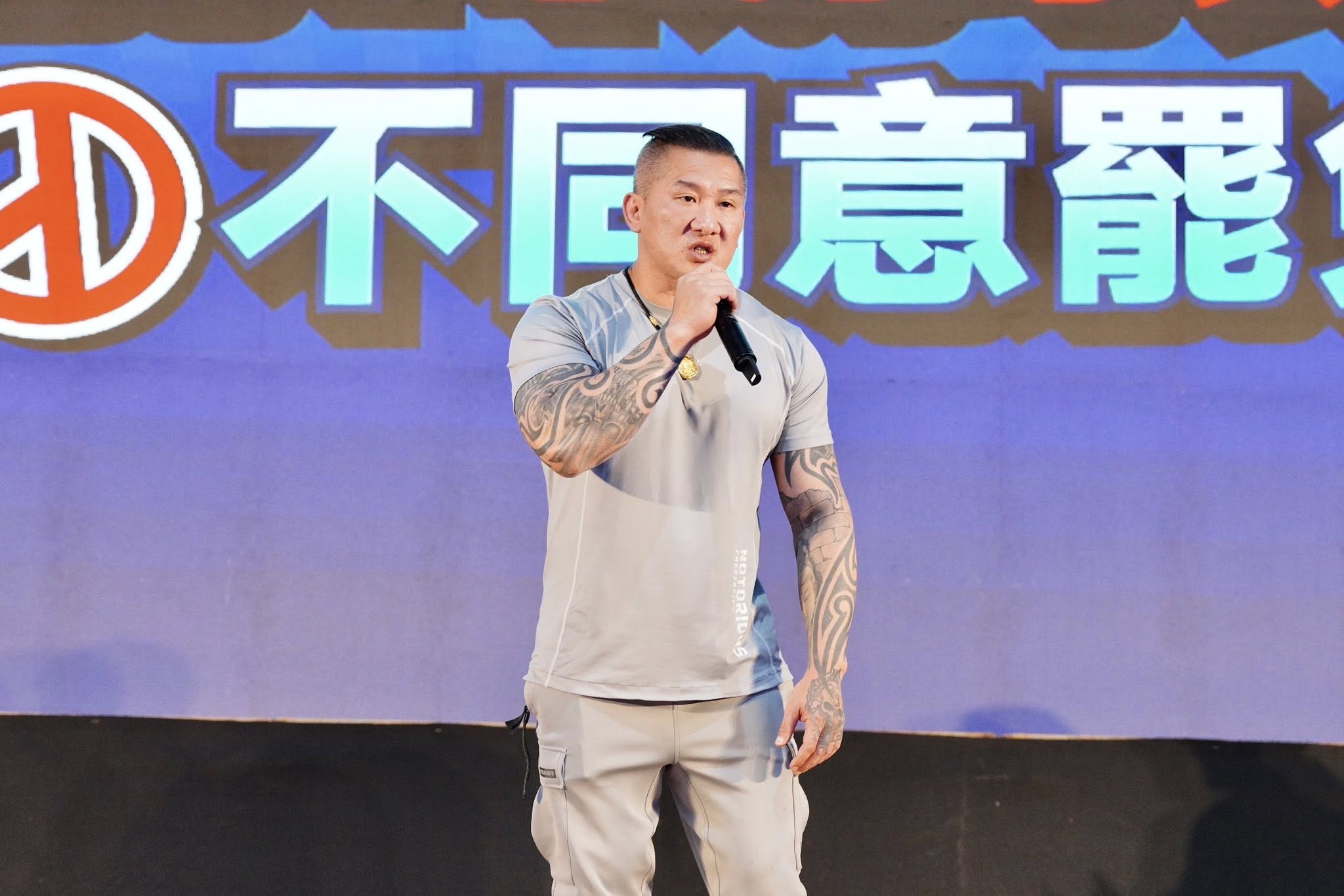 館長受邀辦反罷免造勢活動，上台不僅熱情直呼傅崐萁「傅大哥」，還提到過去的事情都是誤會。（翻攝自傅崐萁臉書）