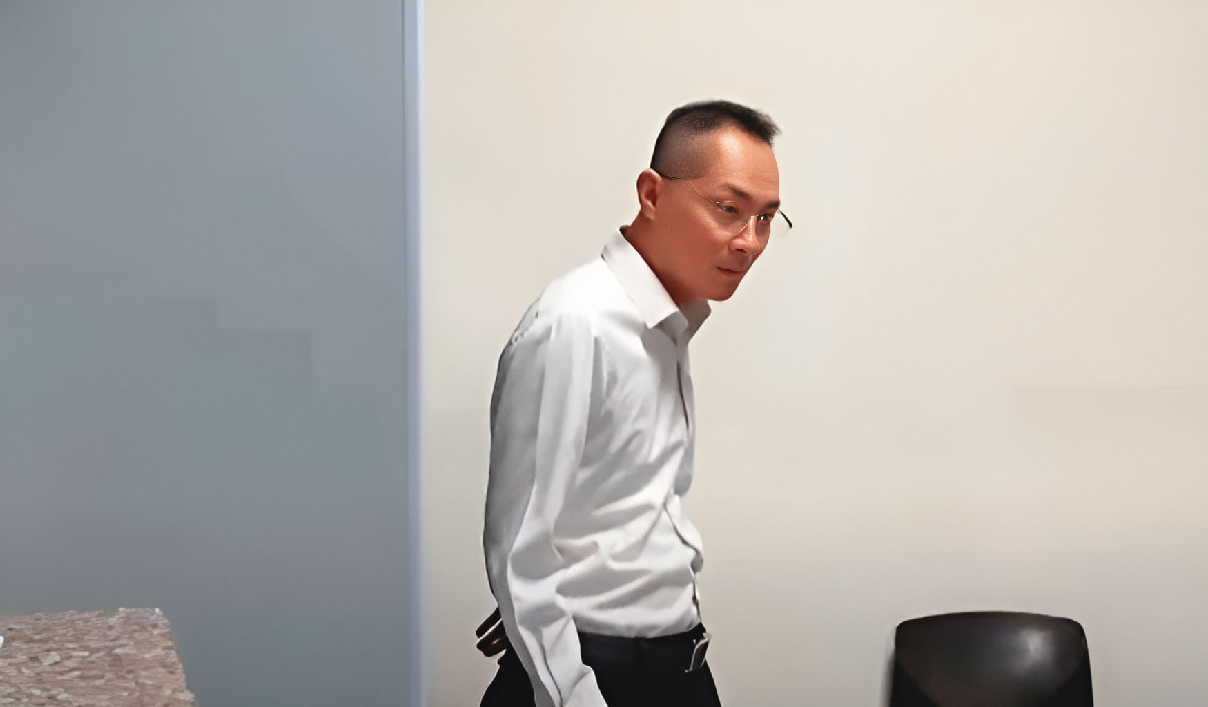 林宜瑾的大弟任其議員助理，因領到薪水後未回捐，僅列為證人傳喚。二弟「肉粽」林昱仲（圖）純為證人協助調查。（東森新聞提供）