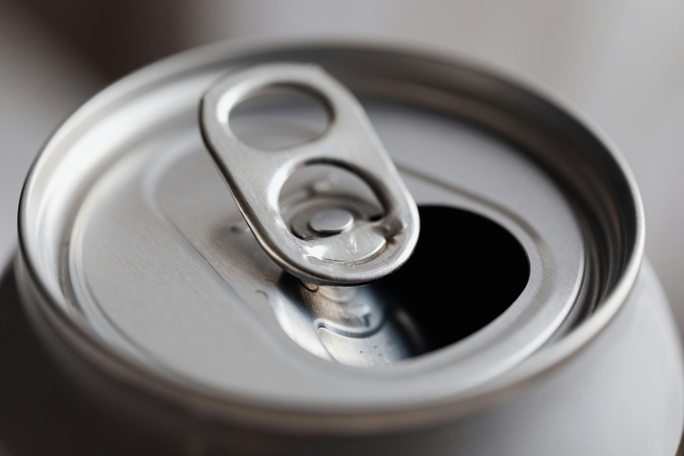 醫師陳志金昨po文，指漢易開罐飲料若存放於倉庫或環境不潔處，遭帶有漢他病毒的老鼠尿液或糞便汙染，直接對嘴飲用可能有感染風險。（示意圖，取自pexels）