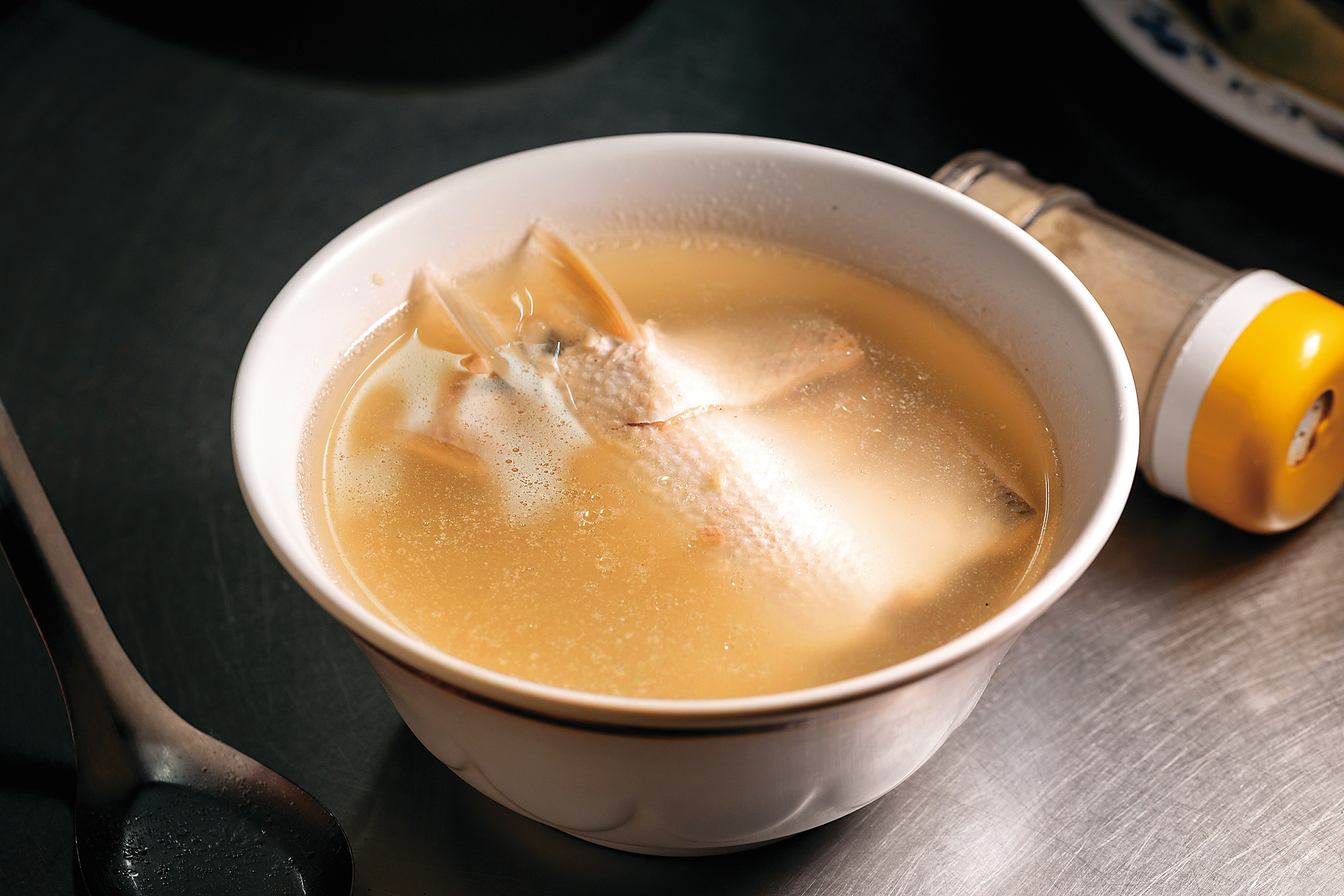 我很推薦他的「虱目魚肚湯」，湯很清，魚肚處理的很乾淨。（120元／份）