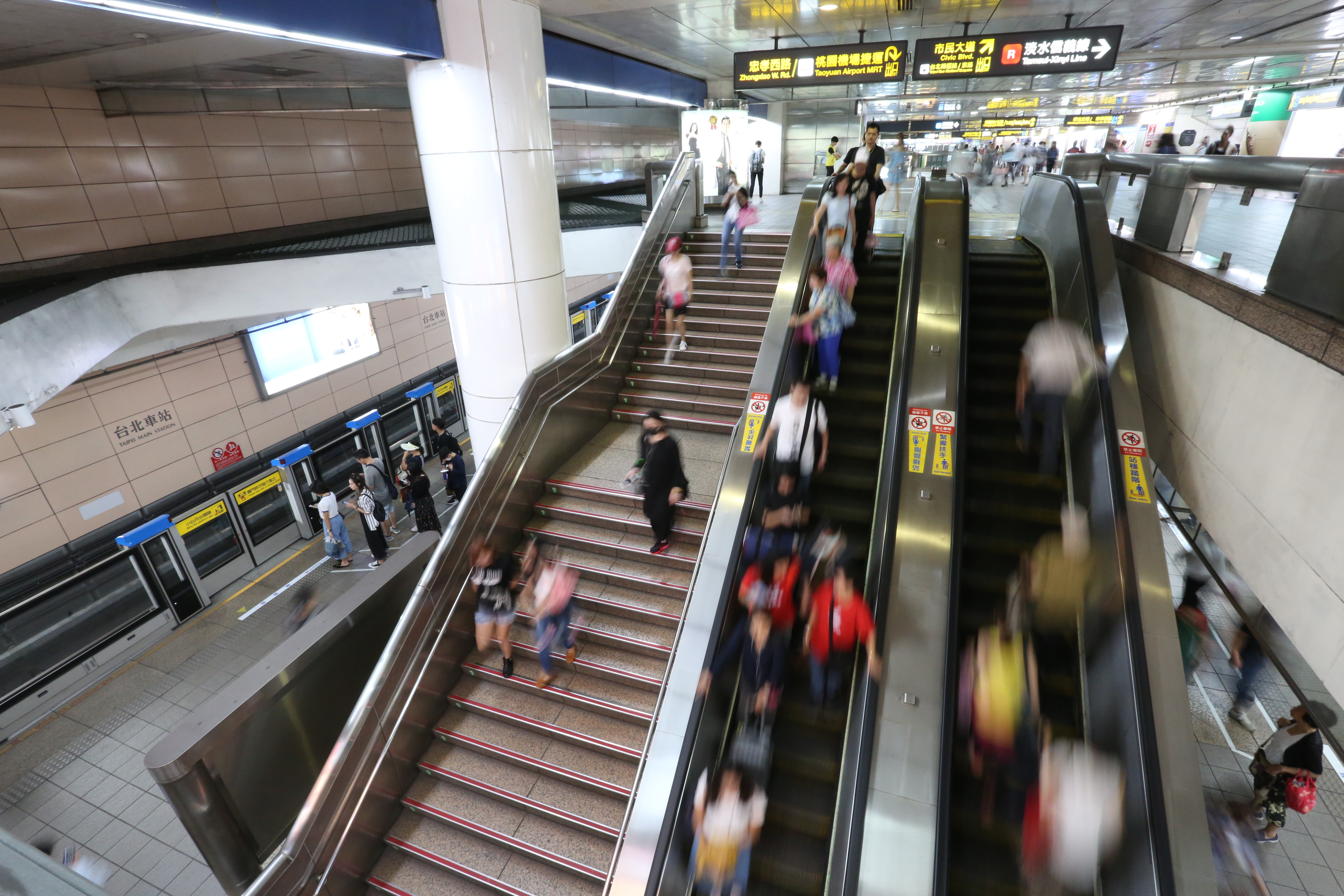 捷運台北車站M8出口傍晚發生煙霧事件。（本刊資料照）