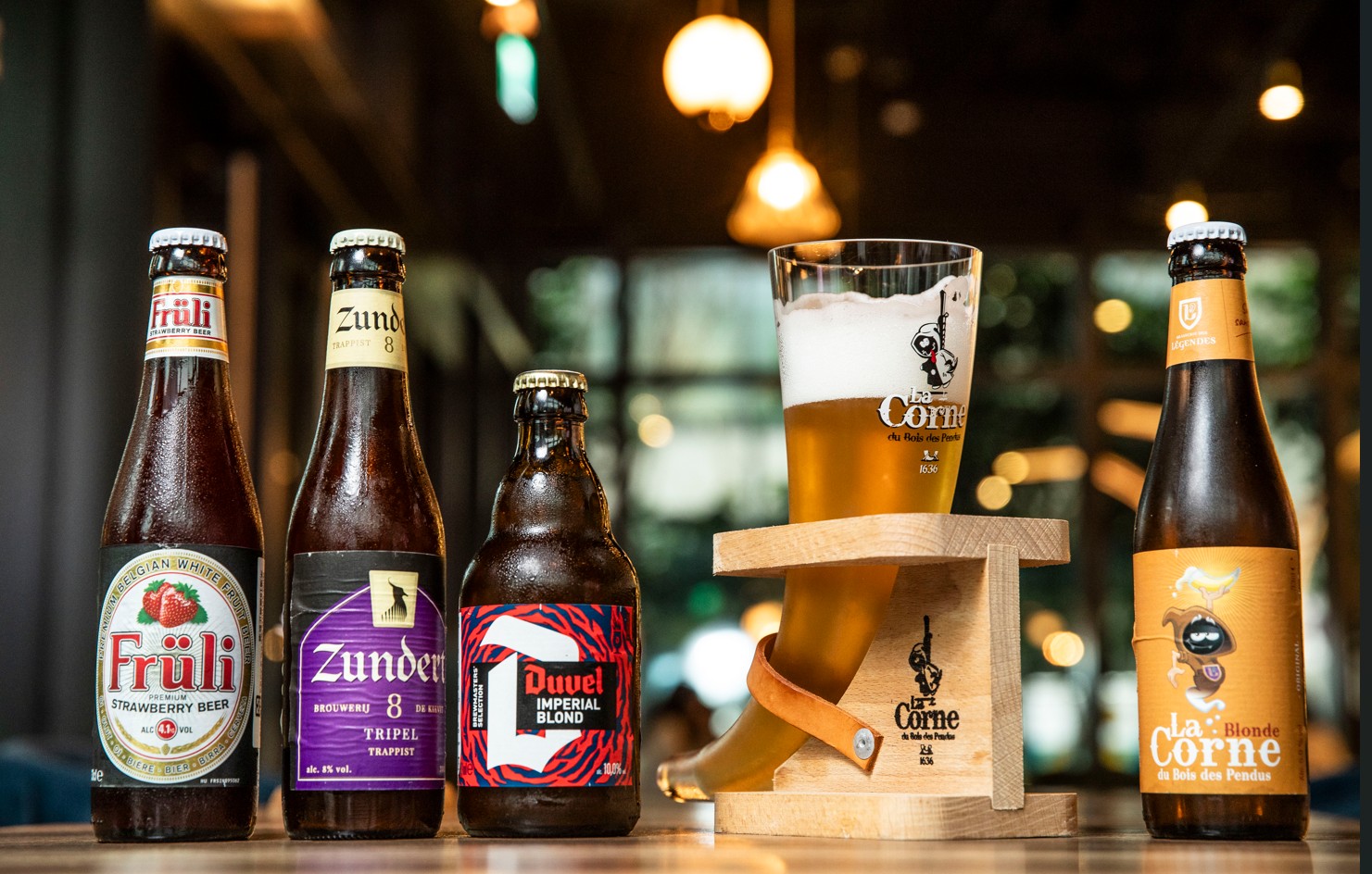 每一支比利時啤酒都有自己的風味,更需搭配相應的酒杯,才能喝出它的味道。(200~750元/瓶)