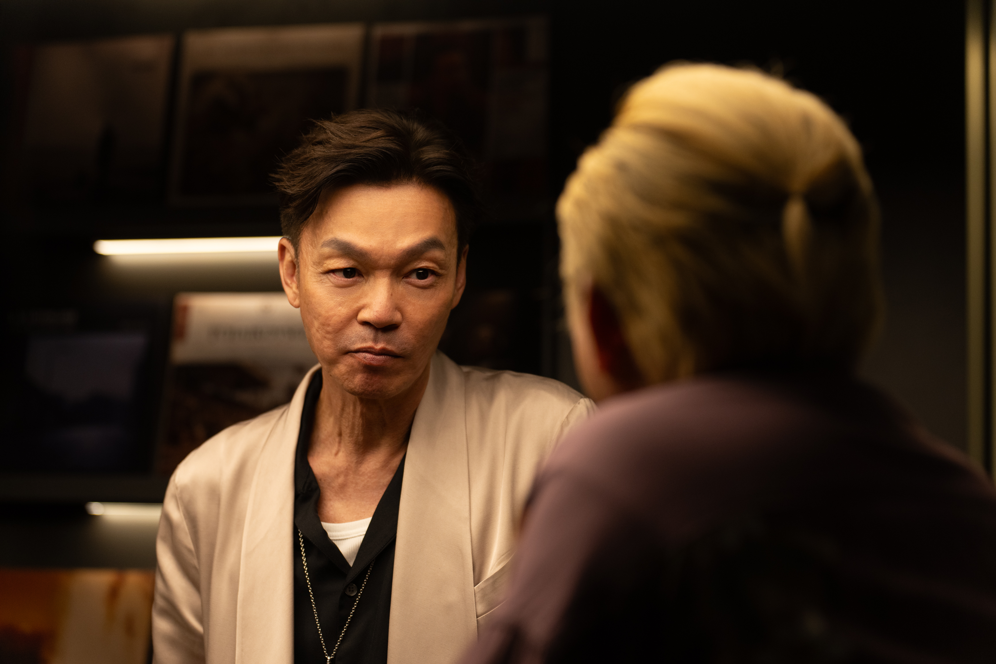 新加坡影帝李國煌在《鎗聲》中飾演「柔情似水」的黑幫大佬。公視台語台提供
