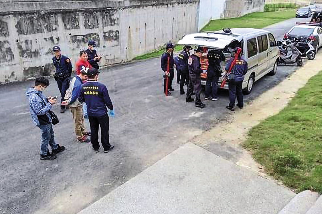 2020年間，覆鼎金公墓一帶又再度發生野狗啃屍案，警消到現場封鎖採證。（刑事局提供）