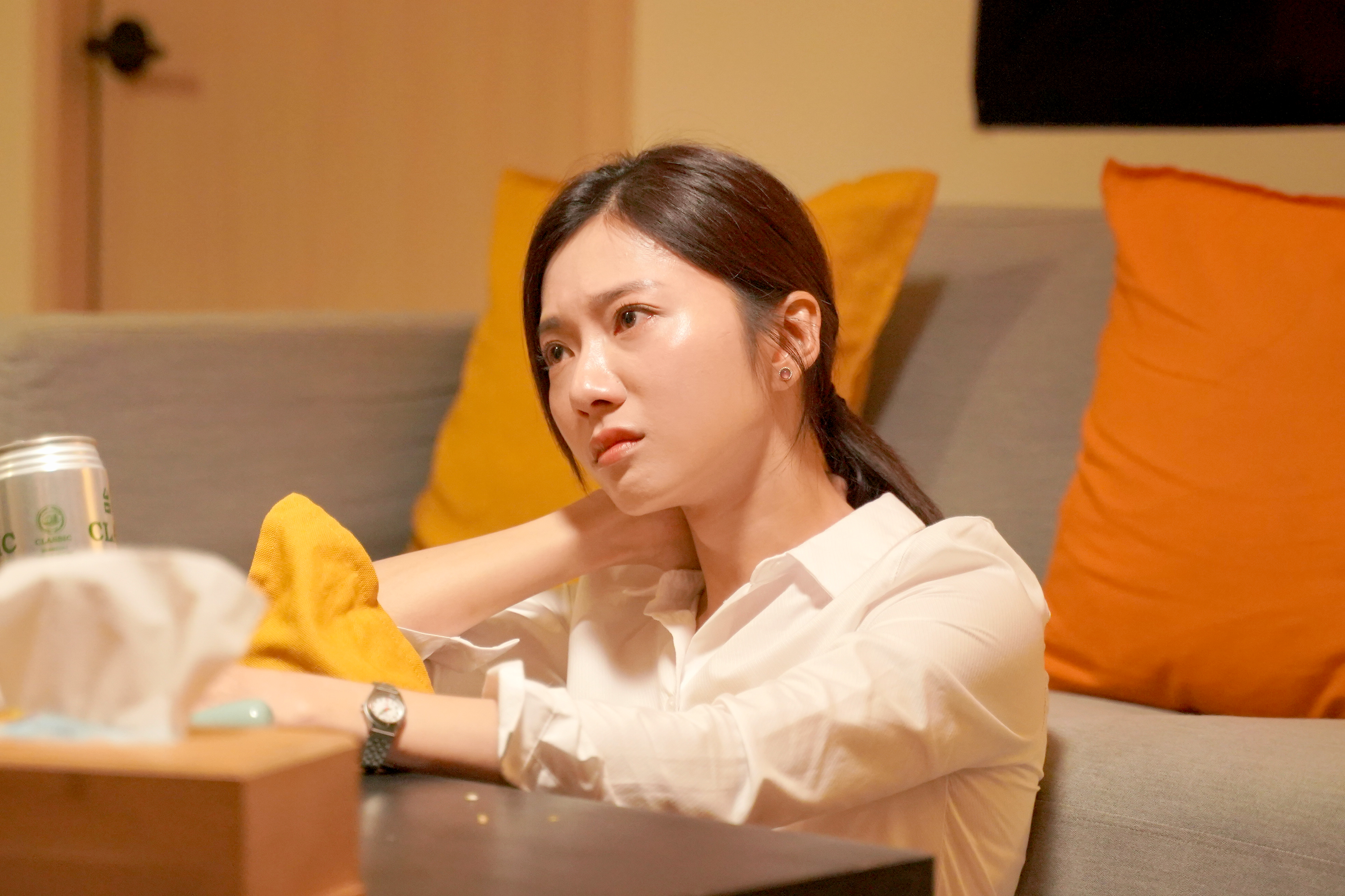蔡黃汝飾演菜鳥律師在劇中被老闆陳家逵欺負。(公視台語台、華視提供)
