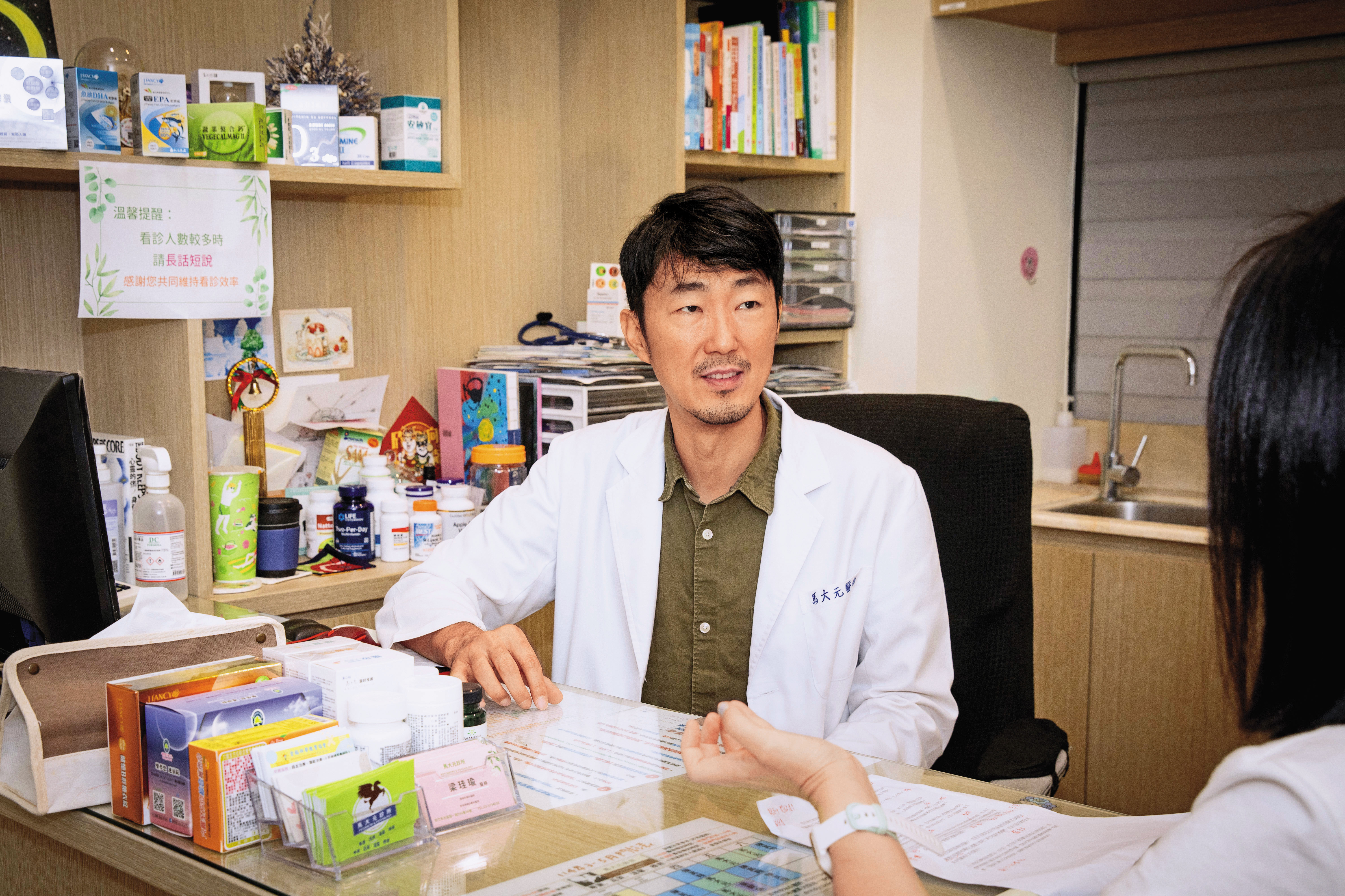 精神科醫師馬大元常在診間見到竹科媽媽、爸爸與他們的孩子。他認為兒童大腦健康受多重因素影響，包含飲食、壓力與3C產品。