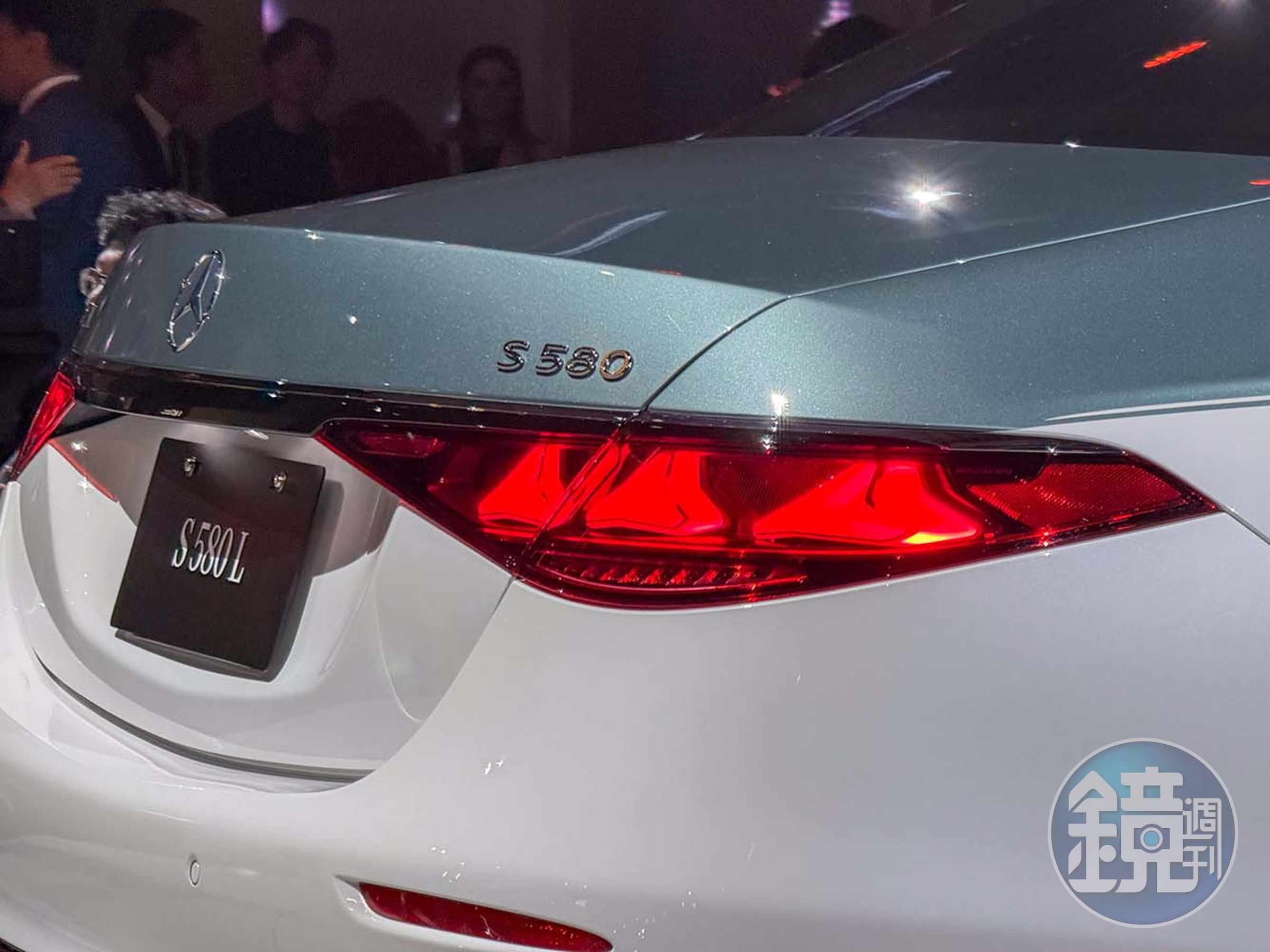 車尾燈則增加被網友戲稱「消波塊」的三芒星尾燈。