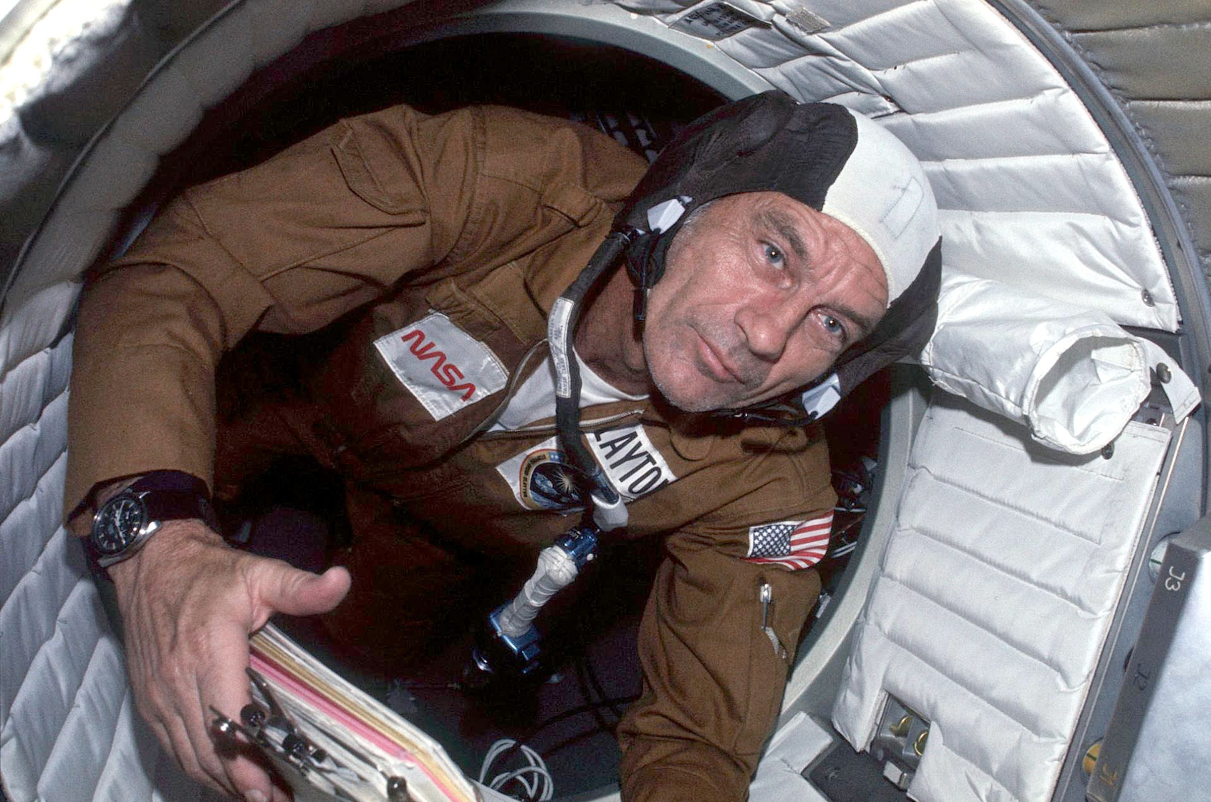Deke Slayton 督導腕錶測試計畫,為 Gemini 任務選定最可靠裝備。