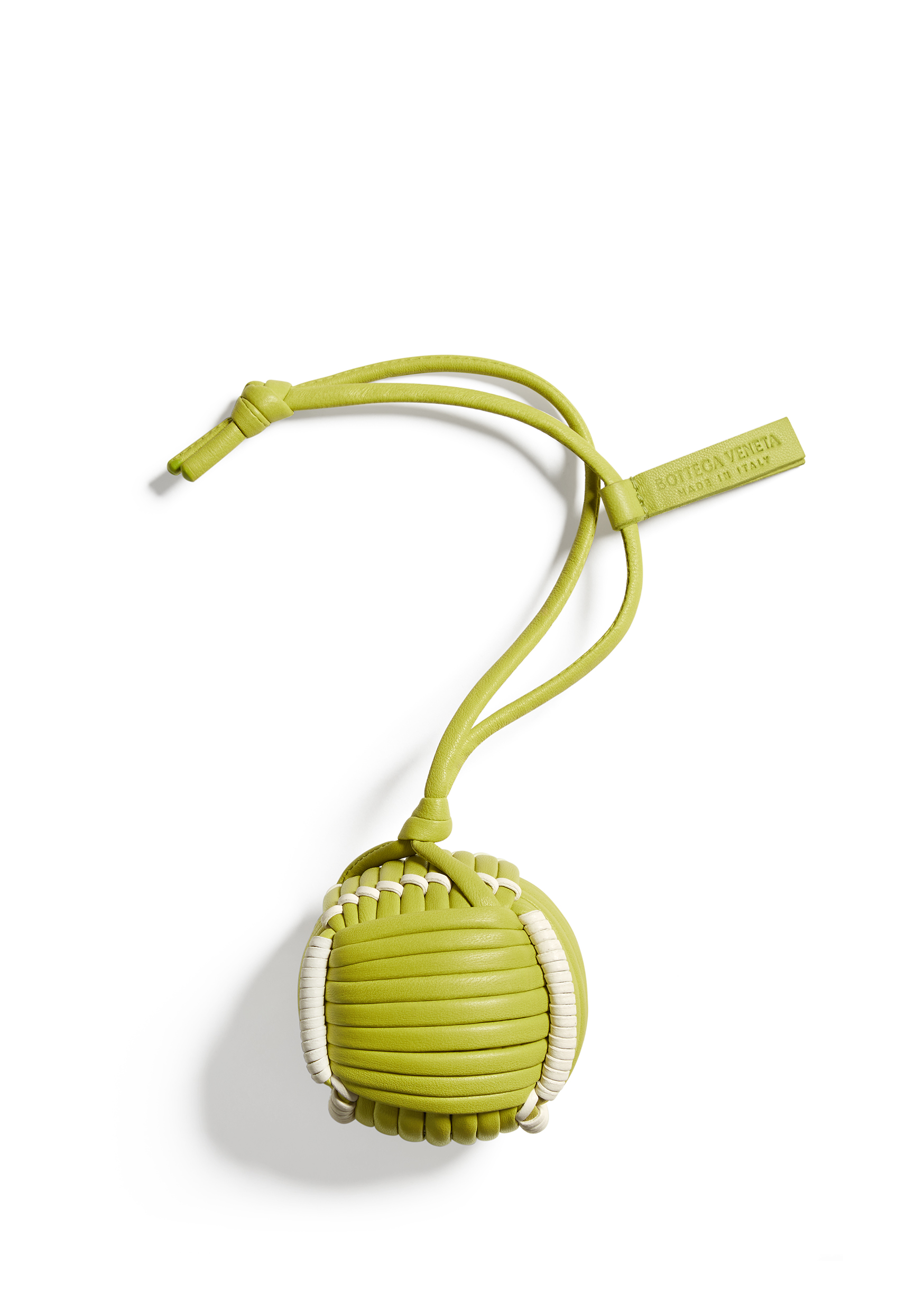 INTRECCIATO編織皮革網球造型掛飾。NT$26,900（BOTTEGA VENETA提供）                 
