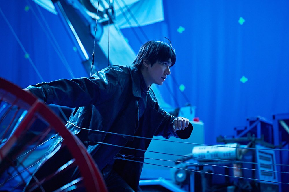 李敏鎬飾演《全知讀者視角》中的小說主角劉眾赫，在藍幕前完成多場大場面動作戲。（采昌國際多媒體提供）