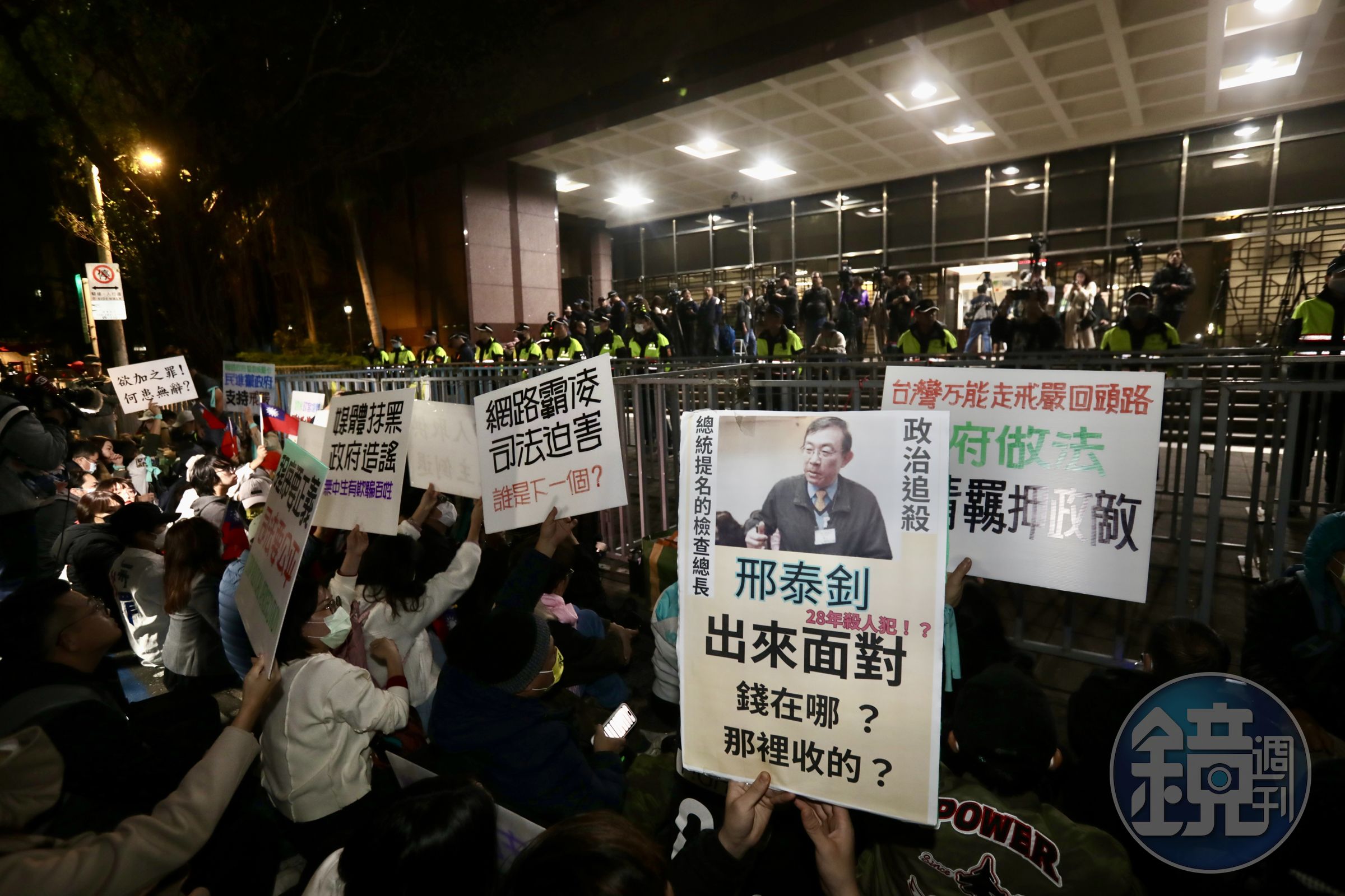 民眾黨組織部宣布6點發動「北檢前集結」，如今陸續有支持者到場，手勾手席地而坐。