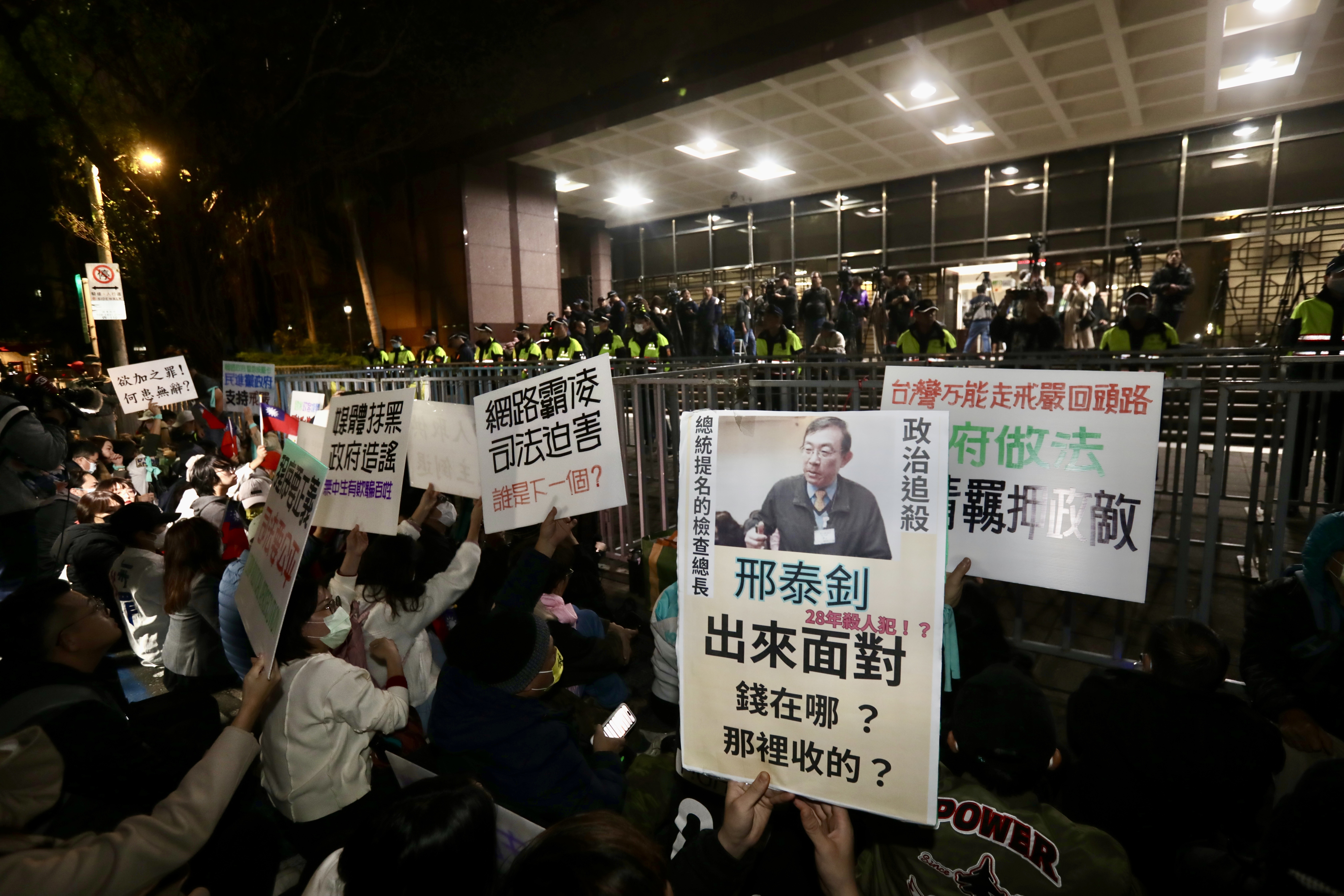 民眾黨組織部宣布6點發動「北檢前集結」，如今陸續有支持者到場，手勾手席地而坐。