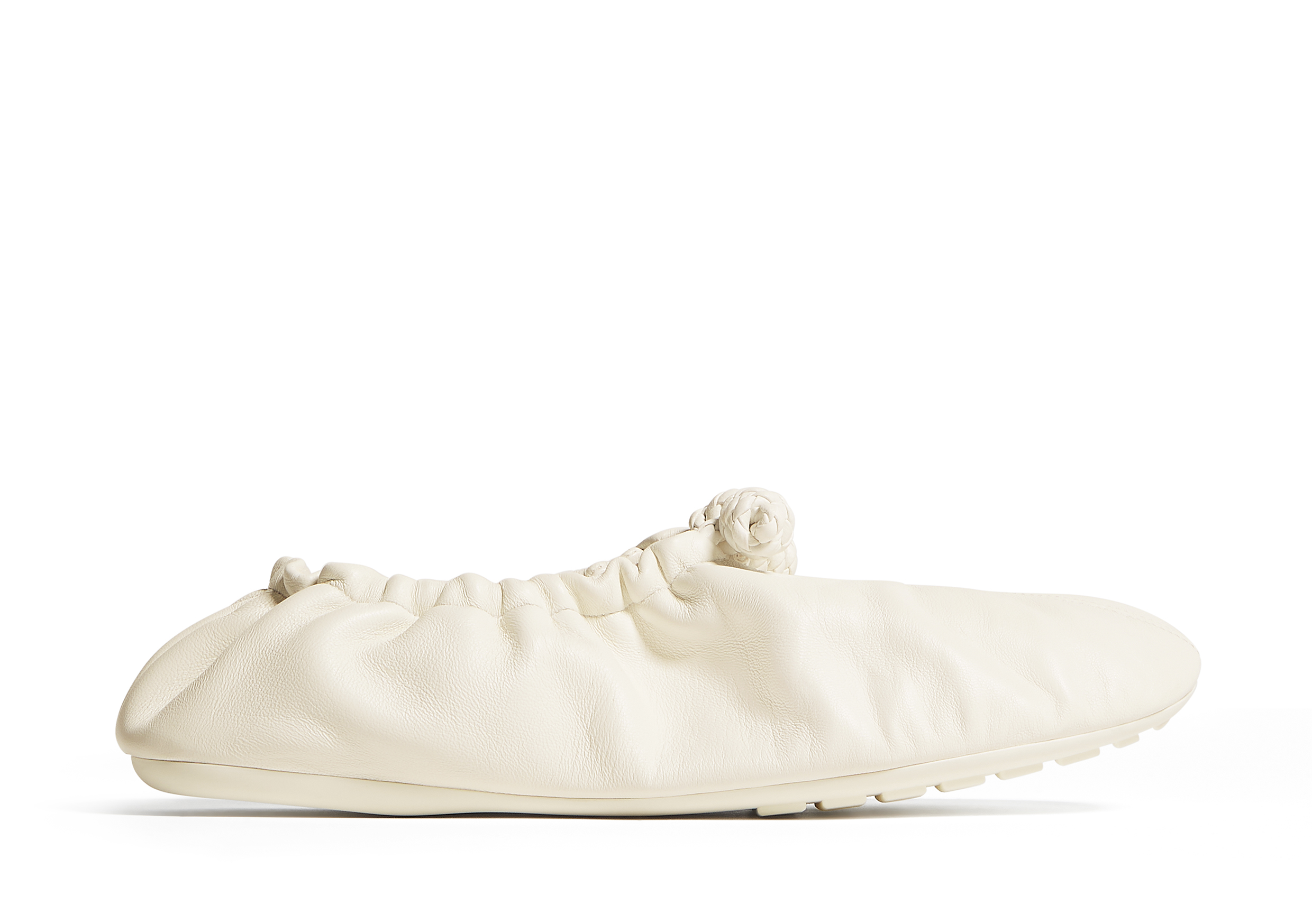 FANTASMINA絲滑皮革芭蕾舞鞋(米白色) 。NT$34,000（BOTTEGA VENETA提供）                     