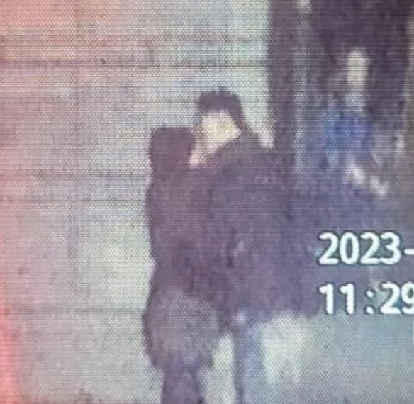 許智超婚外情曝光,和女子在路邊熱吻全被拍。(翻攝自《記者爆料網》)