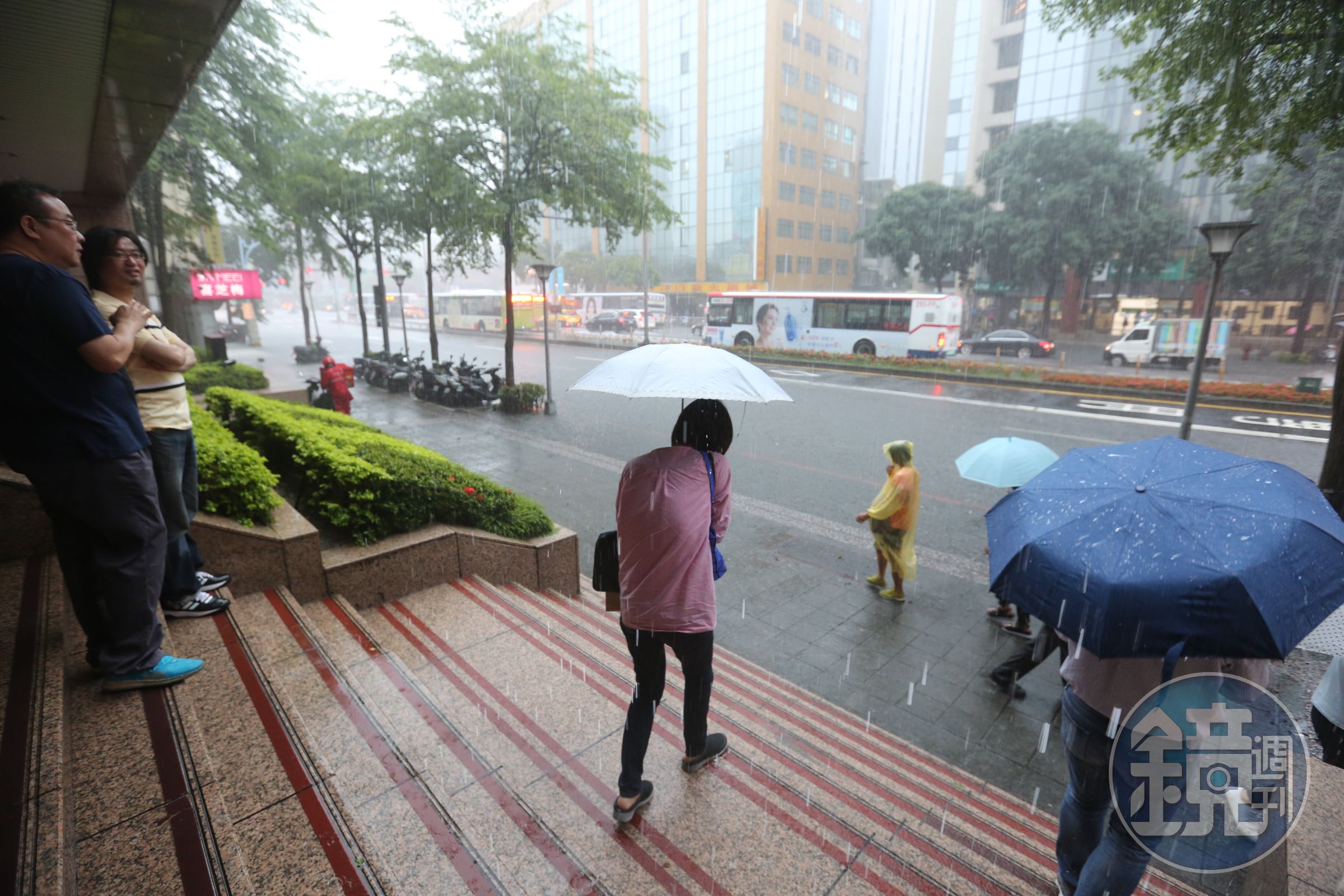 吳聖宇表示，「水氣仍多午後降雨較明顯，明起至週末溫度炎熱留意午後局部大雷雨。」（本刊資料照）