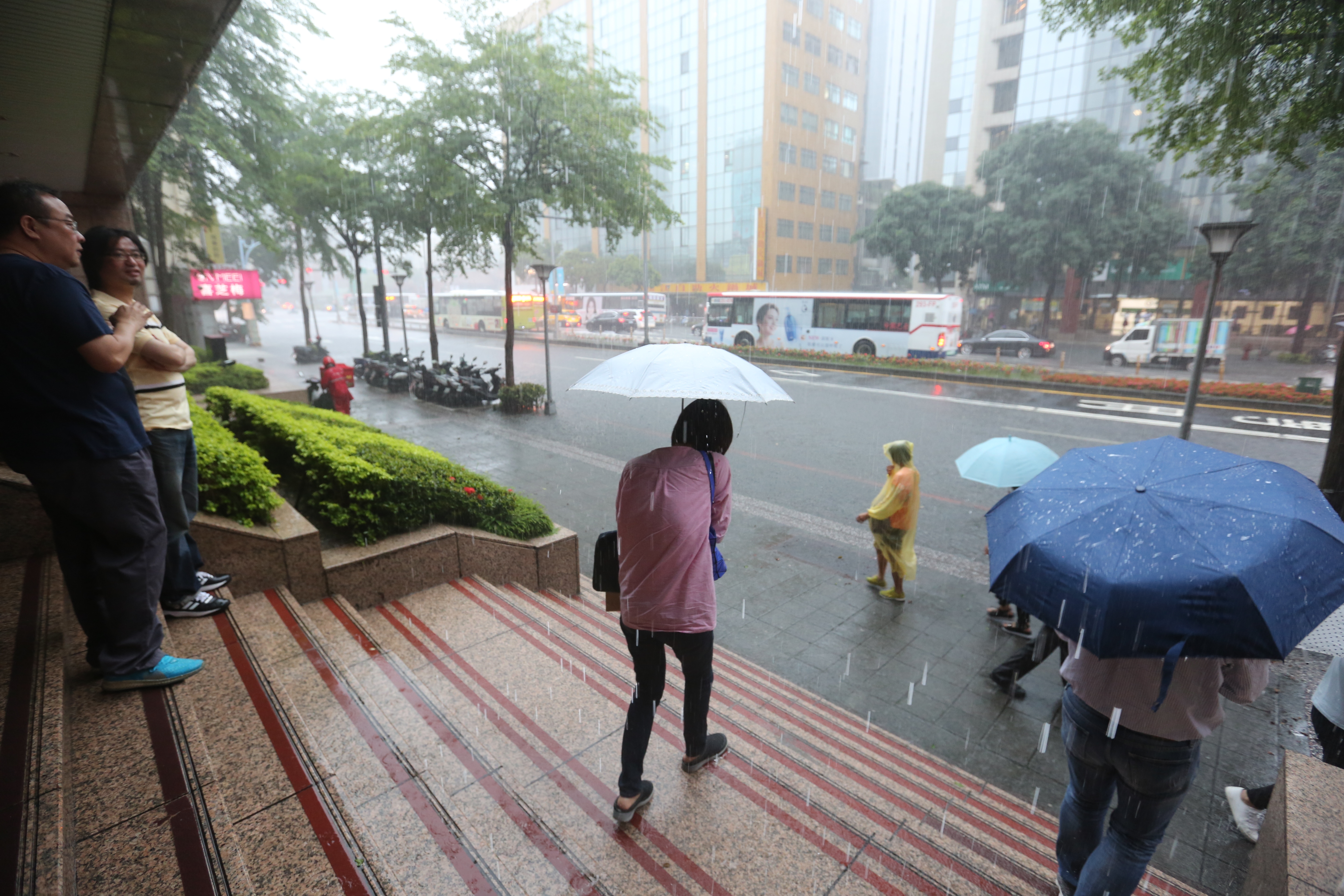 吳聖宇表示，「水氣仍多午後降雨較明顯，明起至週末溫度炎熱留意午後局部大雷雨。」（本刊資料照）