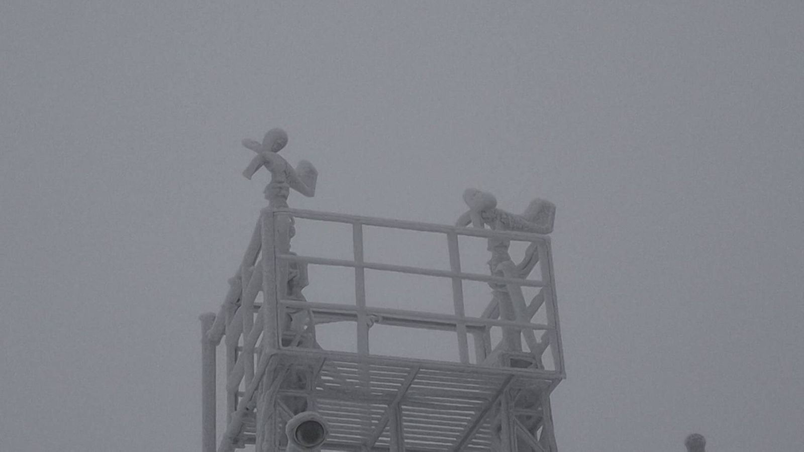 玉山累積積雪1公分並持續降雪,一片銀白世界宛如仙境。(翻攝自臉書粉專報天氣 - 中央氣象署)