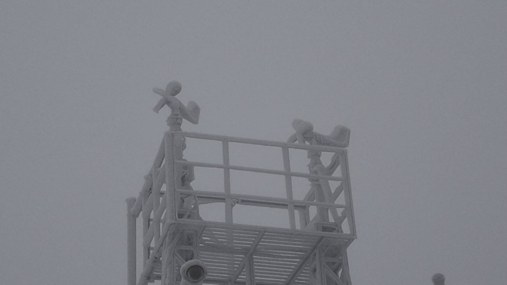 玉山累積積雪1公分並持續降雪，一片銀白世界宛如仙境。（翻攝自臉書粉專報天氣 - 中央氣象署）