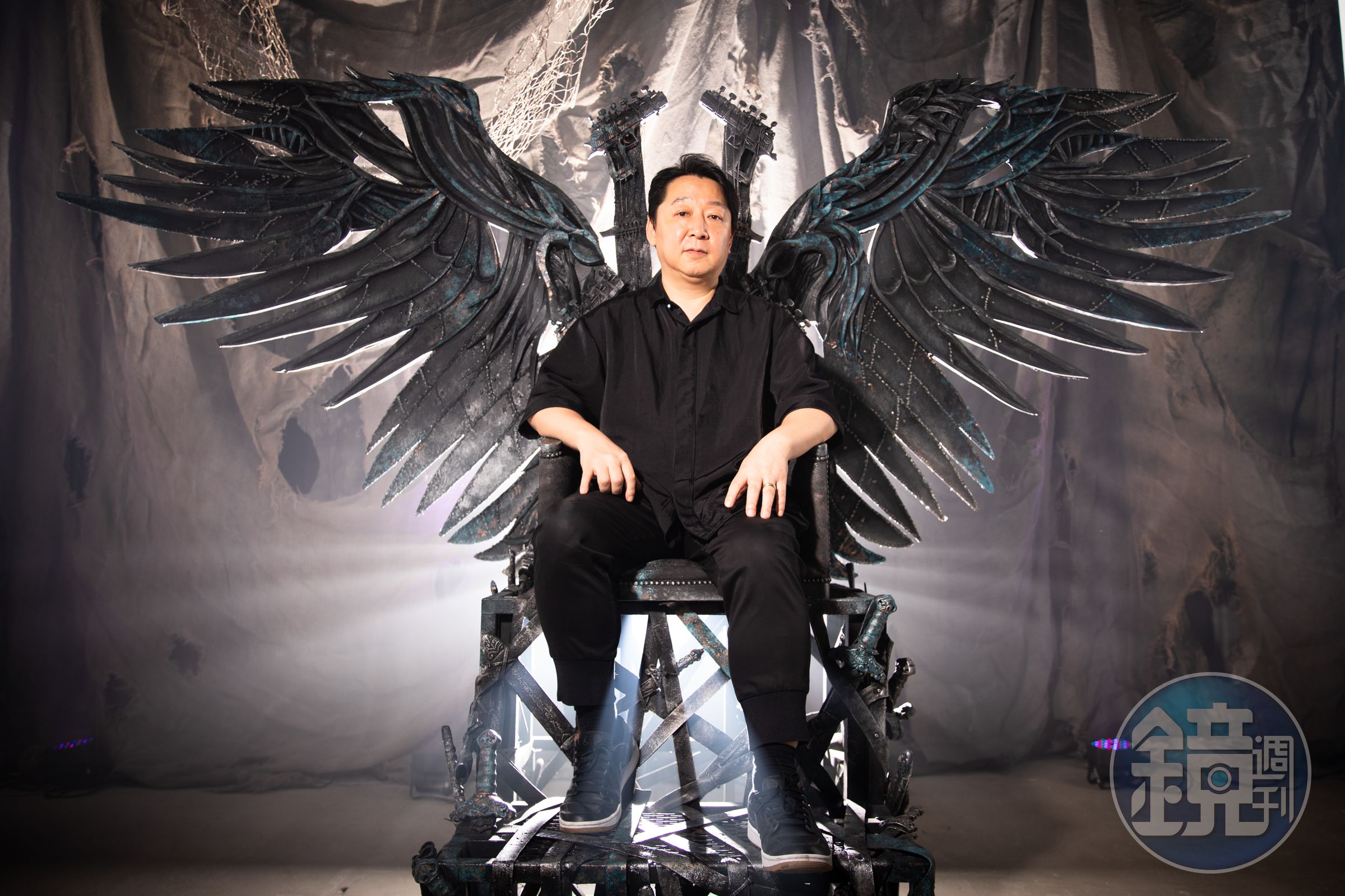 韓國 YOUJAM STUDIO 社長暨資深導演柳在憲坐上自己設計的「王者之座」拍照,笑說:「我沒有當過王,不知道該怎麼擺姿勢。」直率反應笑翻眾人。