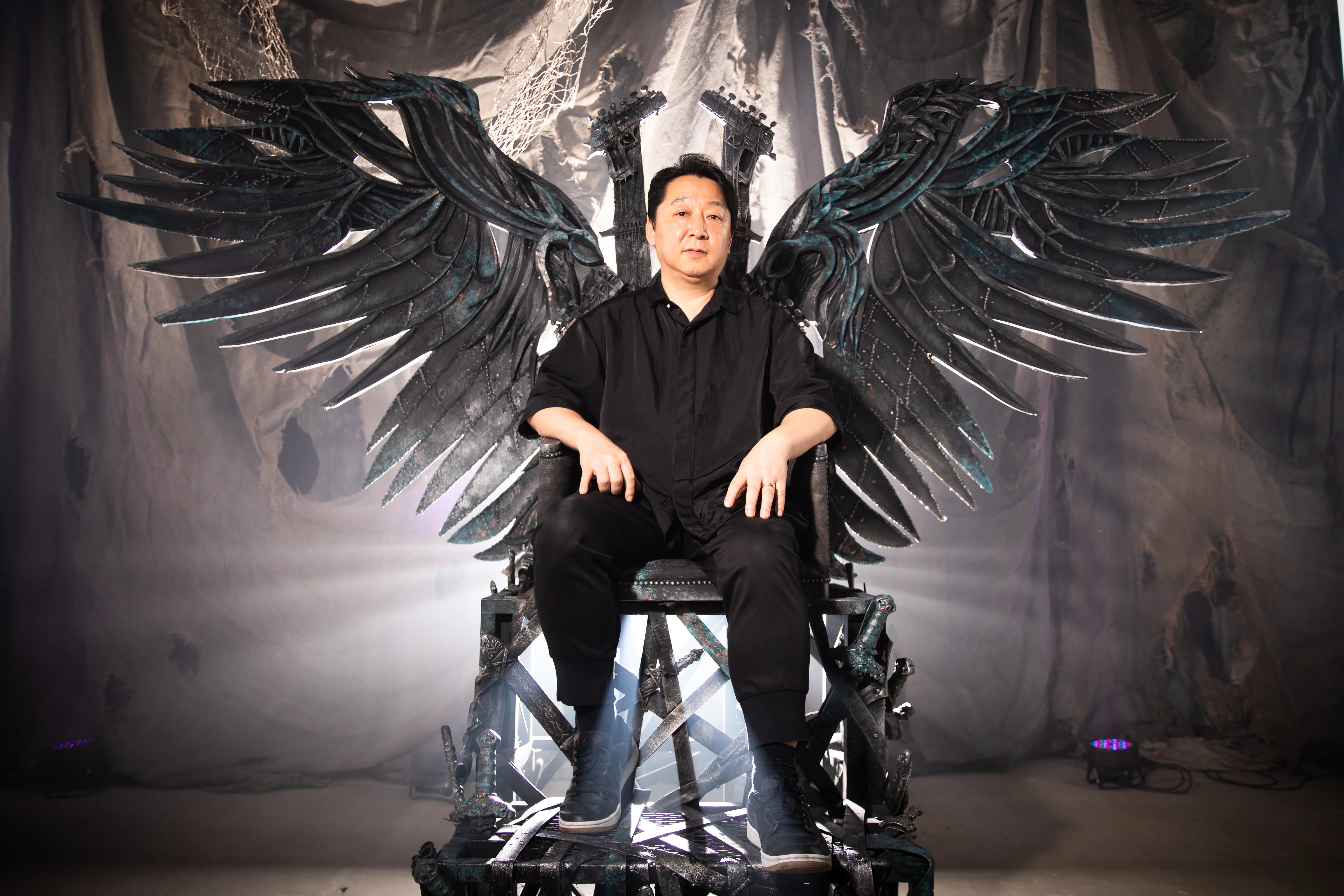 韓國 YOUJAM STUDIO 社長暨資深導演柳在憲坐上自己設計的「王者之座」拍照，笑說：「我沒有當過王，不知道該怎麼擺姿勢。」直率反應笑翻眾人。