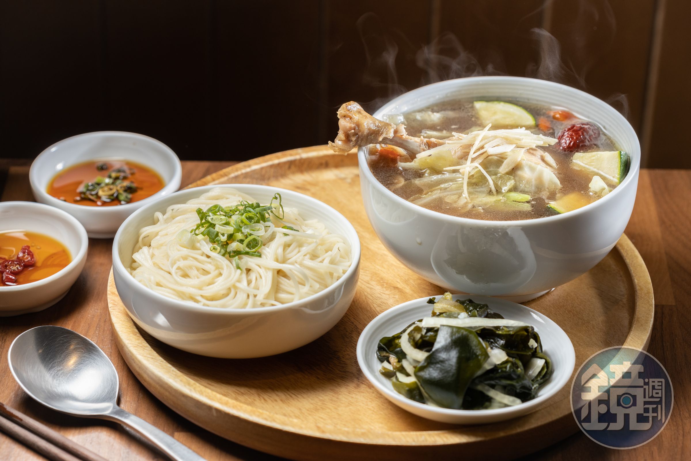 冬日進補必喝「當歸鴨棒棒」(前,190元/份,附白飯、小菜)配上「苦茶油麵線」(左,50元/份)。