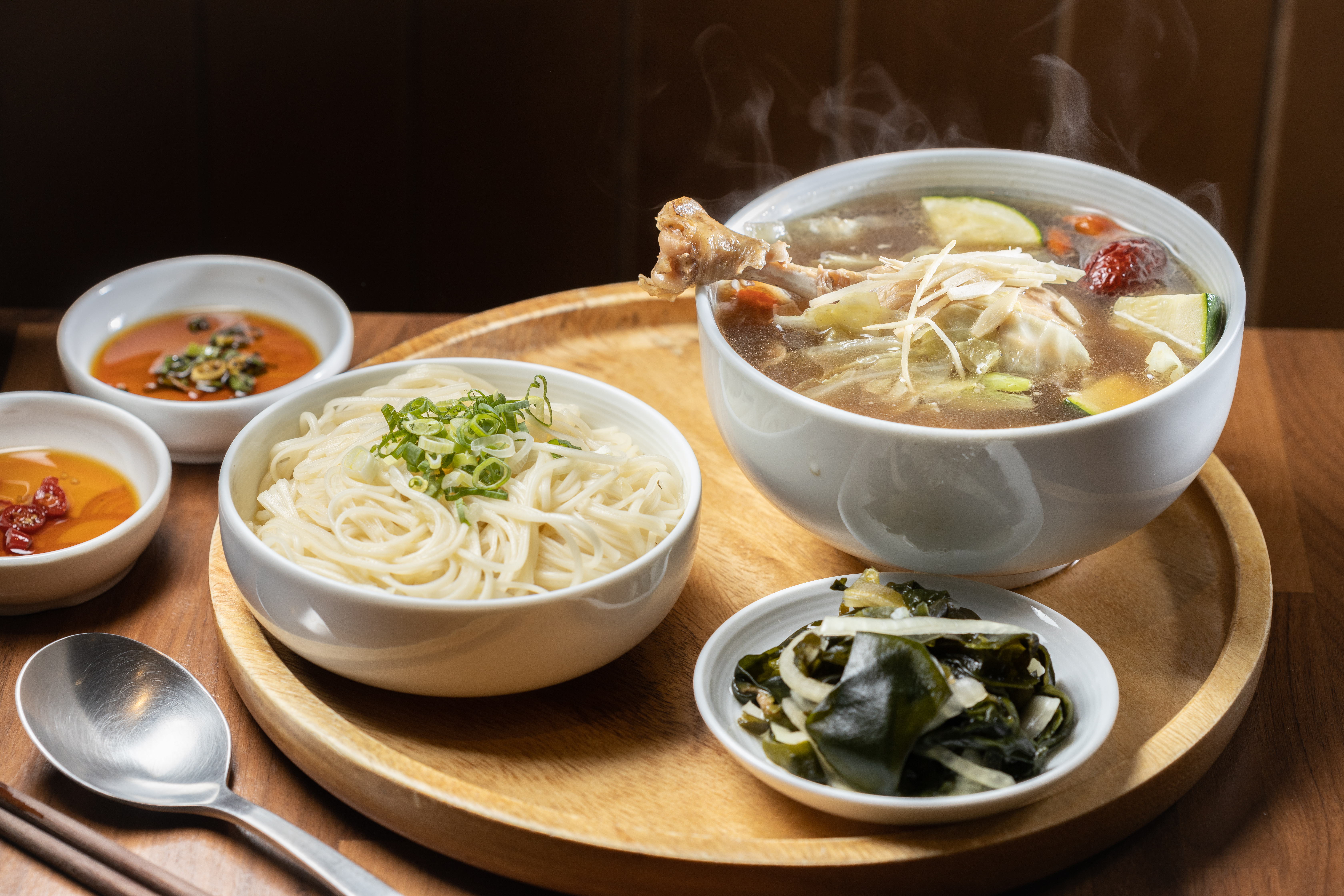 冬日進補必喝「當歸鴨棒棒」(前,190元/份,附白飯、小菜)配上「苦茶油麵線」(左,50元/份)。