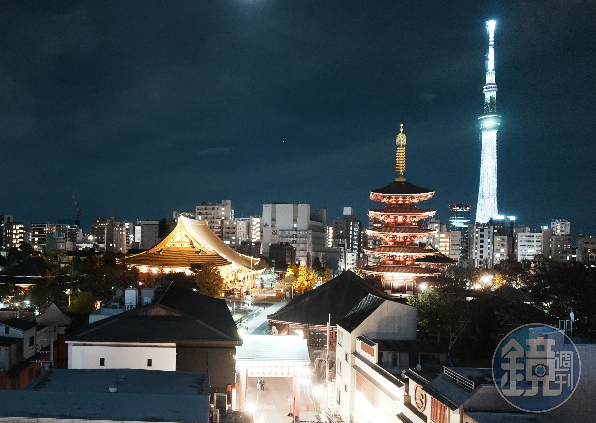 日本東京晴空塔今晚間8點半左右,驚傳發生電梯故障急墜事件,據了解約有15至20位乘客受困電梯中。(讀者提供)