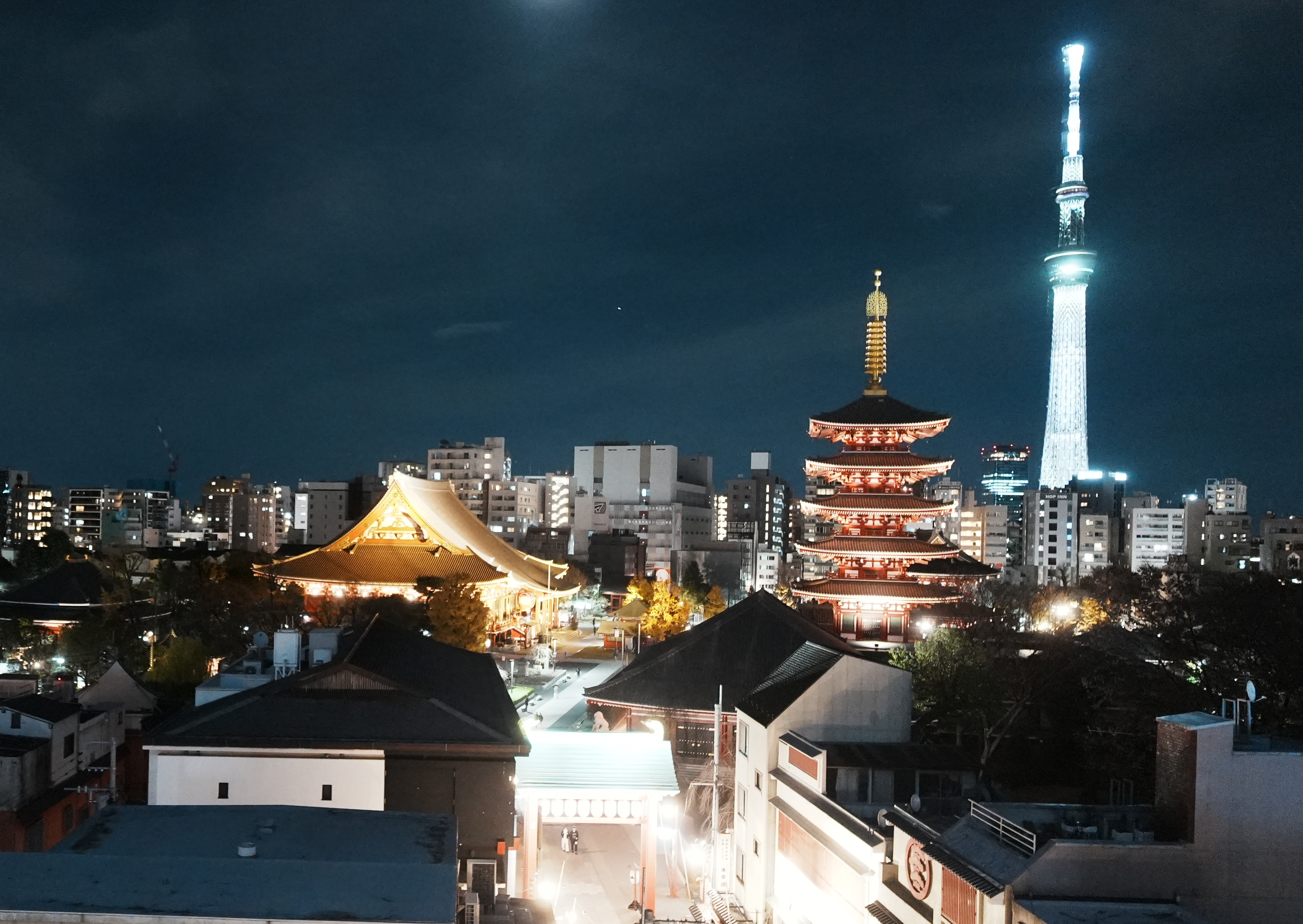 日本東京晴空塔今晚間8點半左右，驚傳發生電梯故障急墜事件，據了解約有15至20位乘客受困電梯中。（讀者提供）