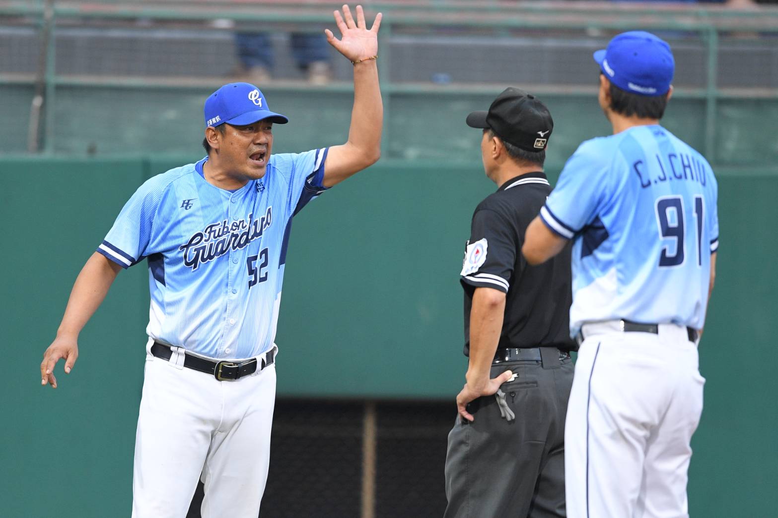 經過富邦球團抗議、聯盟內部檢視，中職聯盟認定11日的全壘打改判，為技術室誤判。圖為悍將教練陳金鋒抗議畫面。（翻攝自富邦悍將棒球隊臉書）