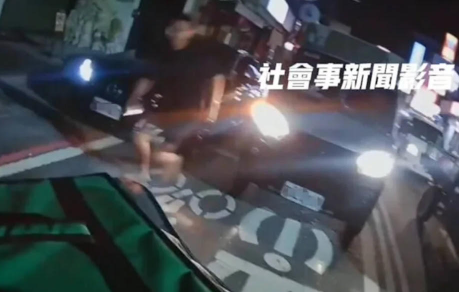 賓士男誤以為外送員是檢舉達人，竟下車衝上去想追打對方。（翻攝社會事新聞影音）