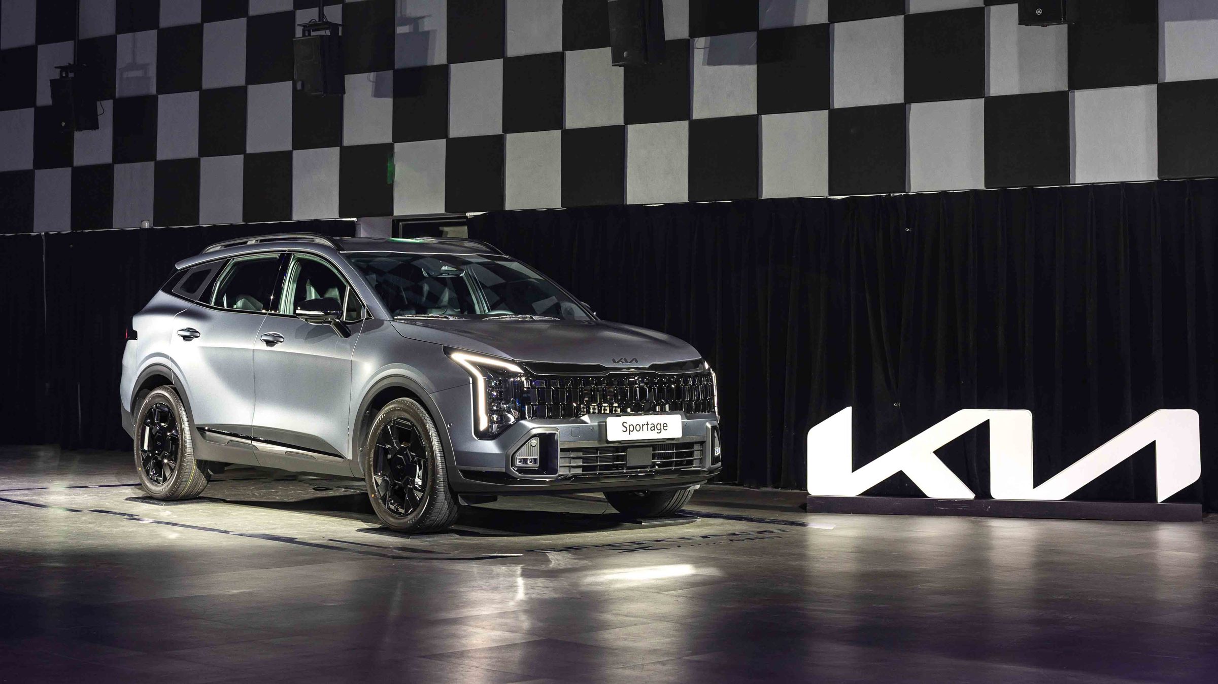全新Sportage首次導入全新世代油電動力,油電動力Turbo-Hybrid車型採用1.6油電動力,可提供達235ps/37.4kg-m的最大綜效馬力和扭力。