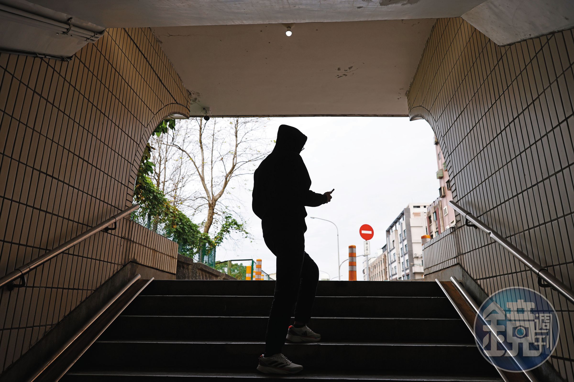 阿立因為對性好奇而陷入裸聊勒索陷阱。