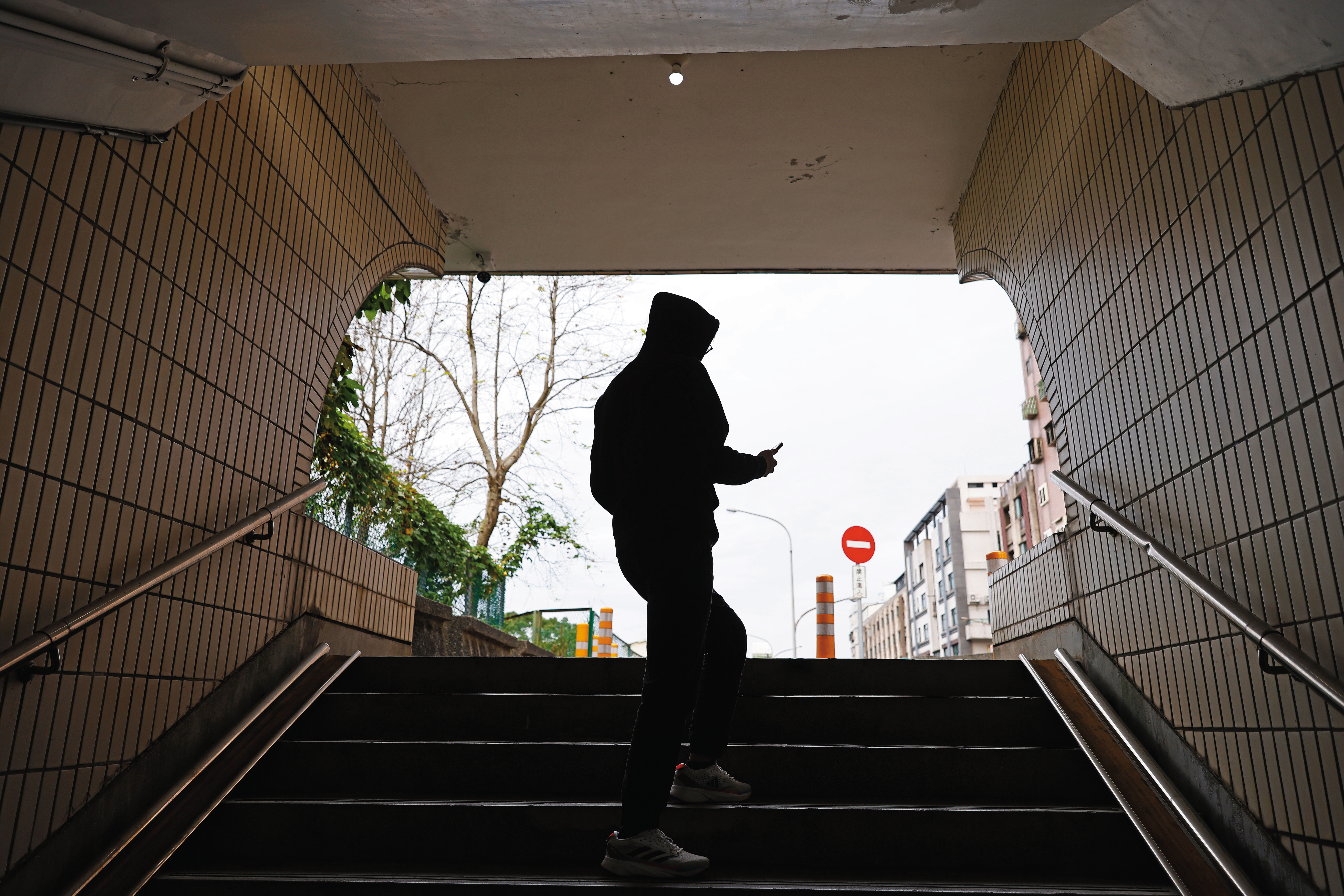 阿立因為對性好奇而陷入裸聊勒索陷阱。