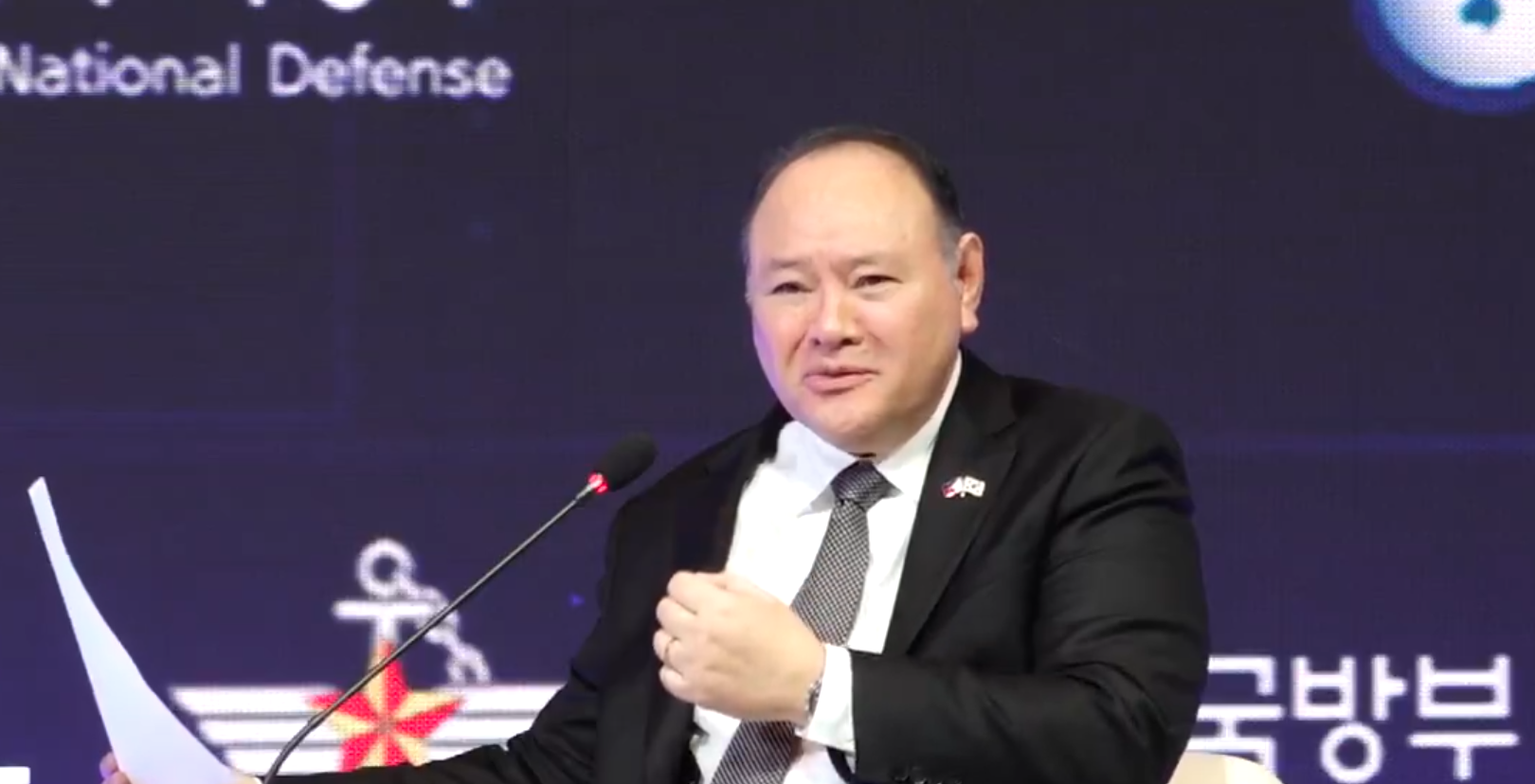 菲律賓國防部長鐵歐多洛在首爾論壇上,當眾念出手寫紙條內容,怒轟中方霸凌脅迫。(翻攝自X@dndphl)