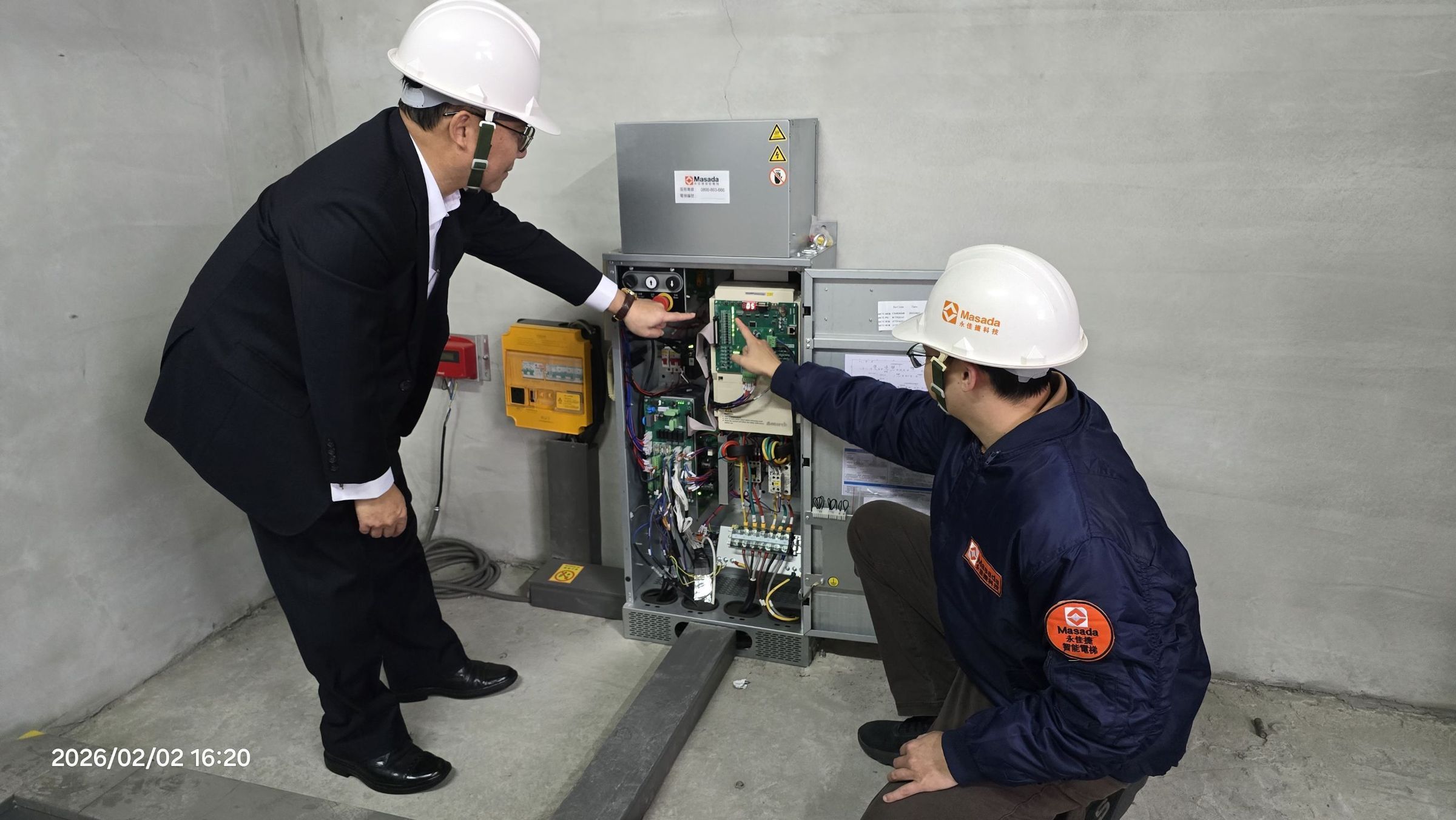 永佳捷電梯董事長許作名（左）視察汰舊換新案場。（永佳捷電梯提供）