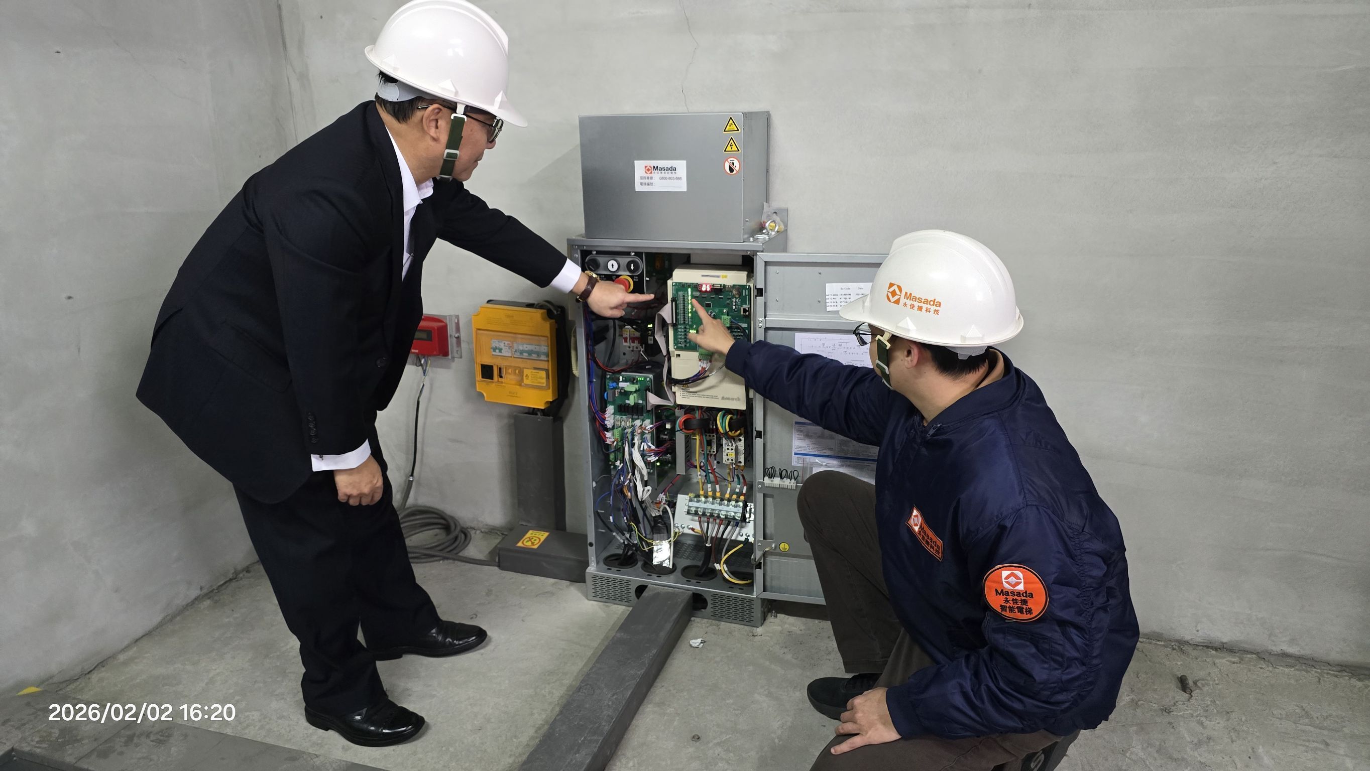 永佳捷電梯董事長許作名（左）視察汰舊換新案場。（永佳捷電梯提供）