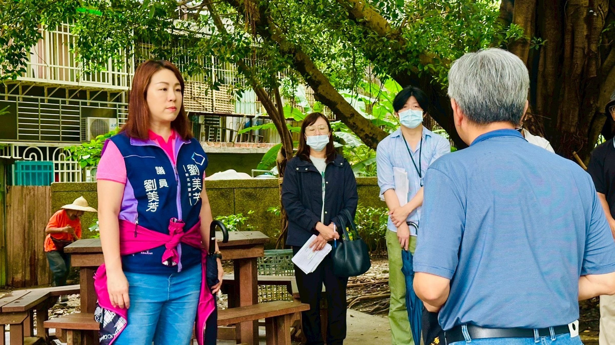 新北市議員劉美芳針對農村公園水溝飄惡臭，積極協助當地民眾處理。（劉美芳服務處提供）