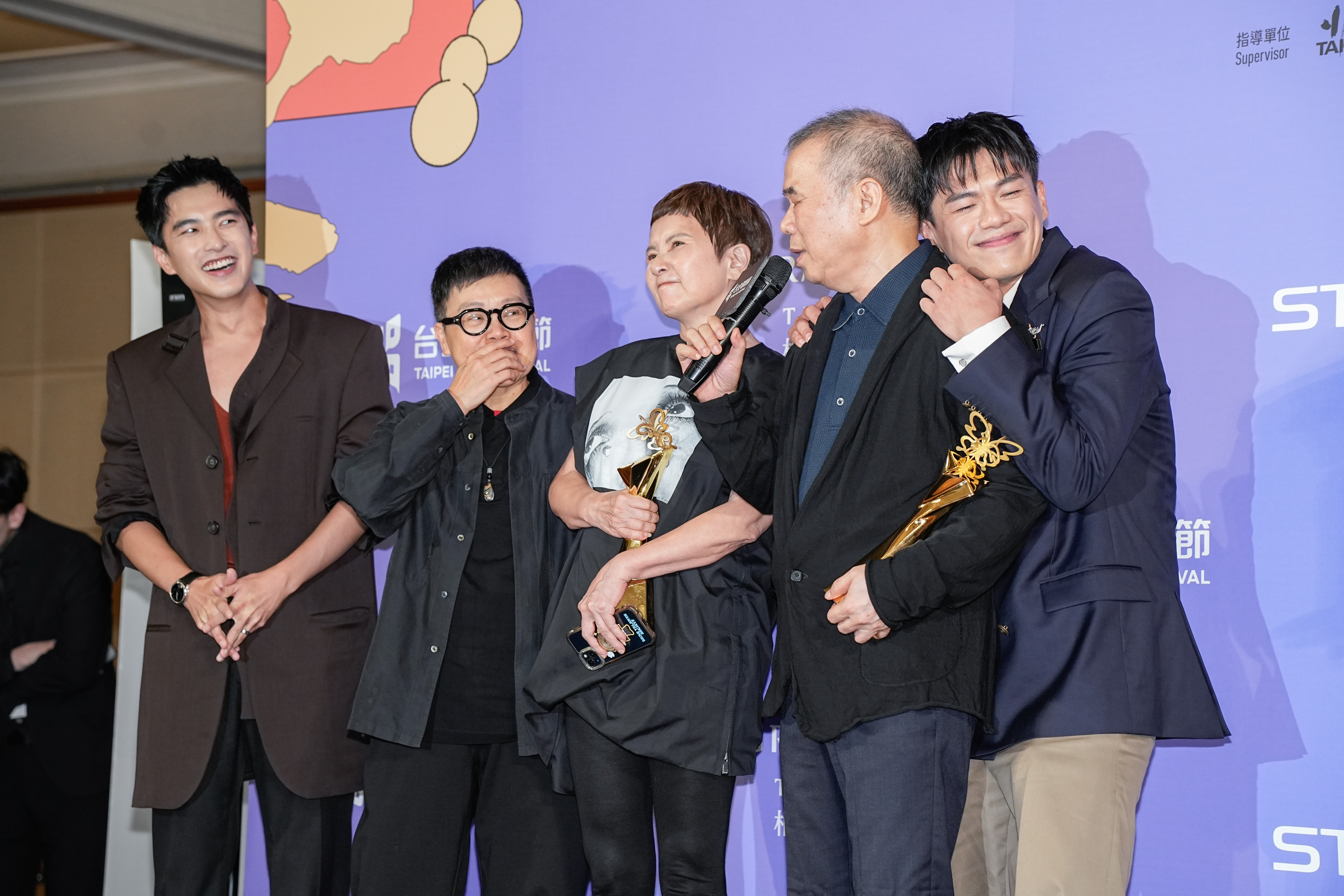 《大濛》拿到最佳劇情長片、最佳編劇、最佳原創電影歌曲、最佳美術設計、最佳造型設計，導演陳玉勳（右二）還大讚柯煒林（右一）應該拿最佳男主角，讓他喜不自勝。
