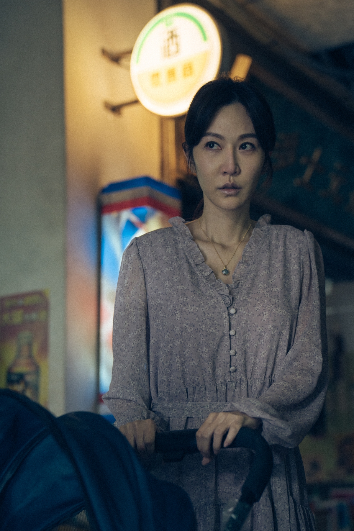 平常氣場強大的曾莞婷，片中飾演遭家暴弱勢妻，有她在的地方氣氛都特別沉鬱。（劇匯文創提供）
