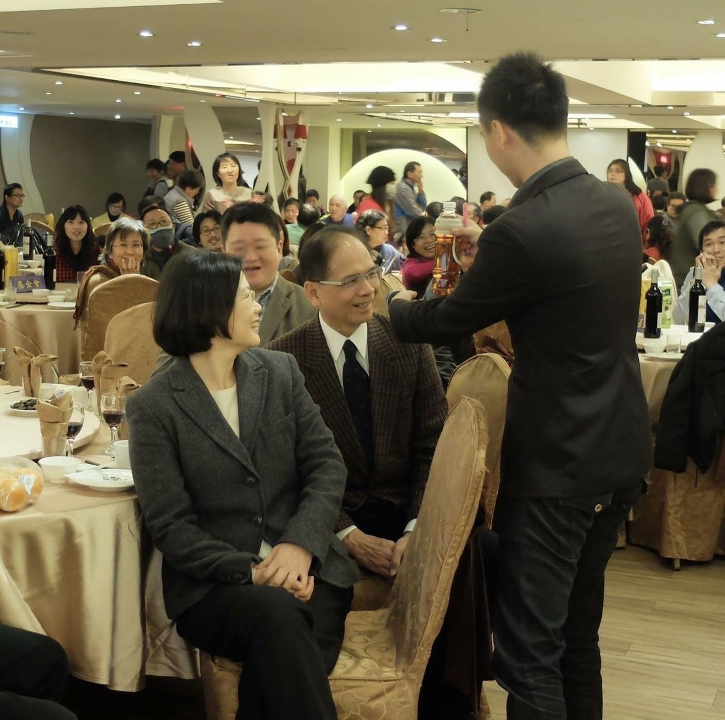 黃信凱喜歡為政治人物表演，前總統蔡英文看牌入寶特瓶覺得神奇。（黃信凱提供）
