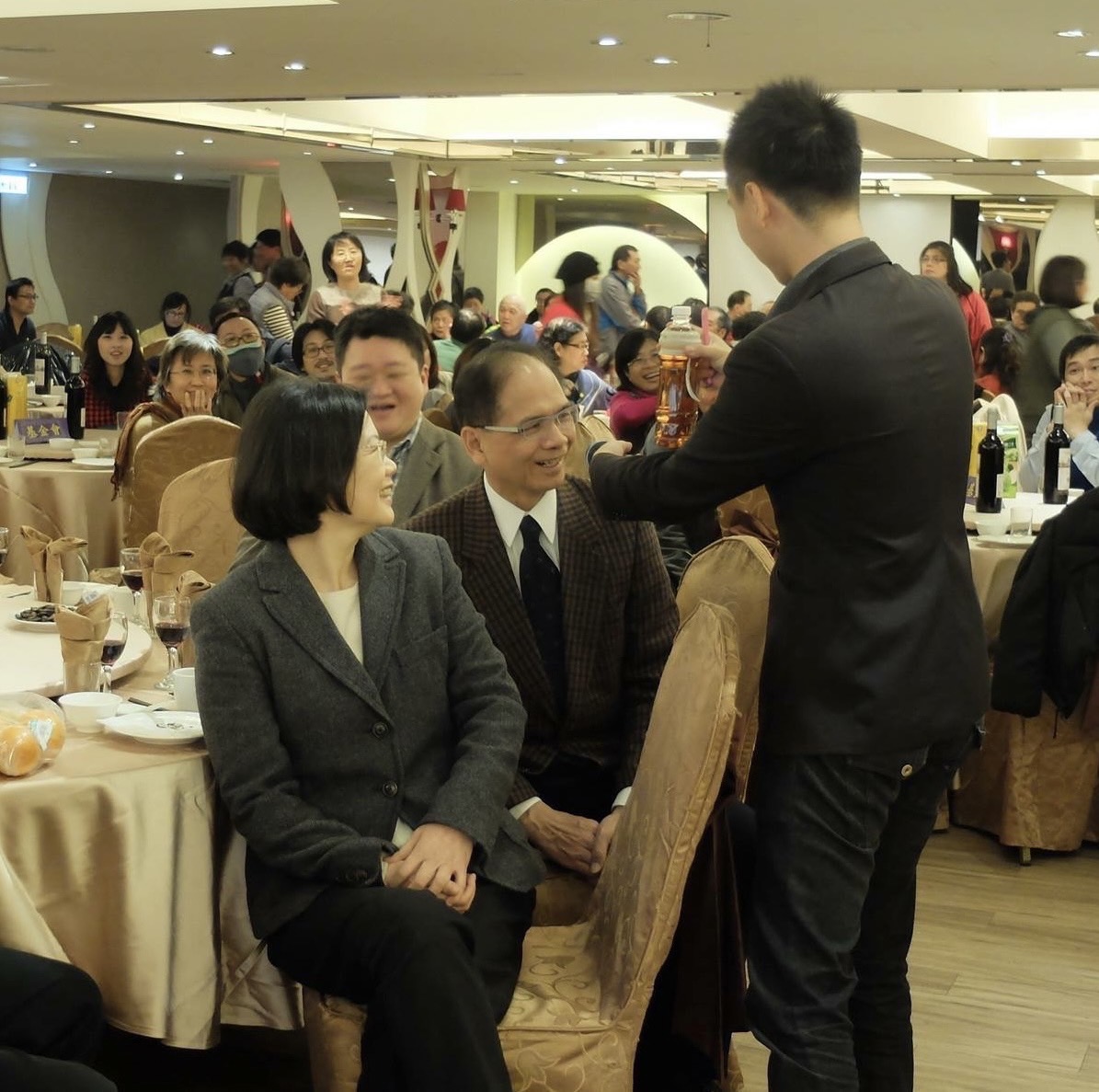 黃信凱喜歡為政治人物表演,前總統蔡英文看牌入寶特瓶覺得神奇。(黃信凱提供)